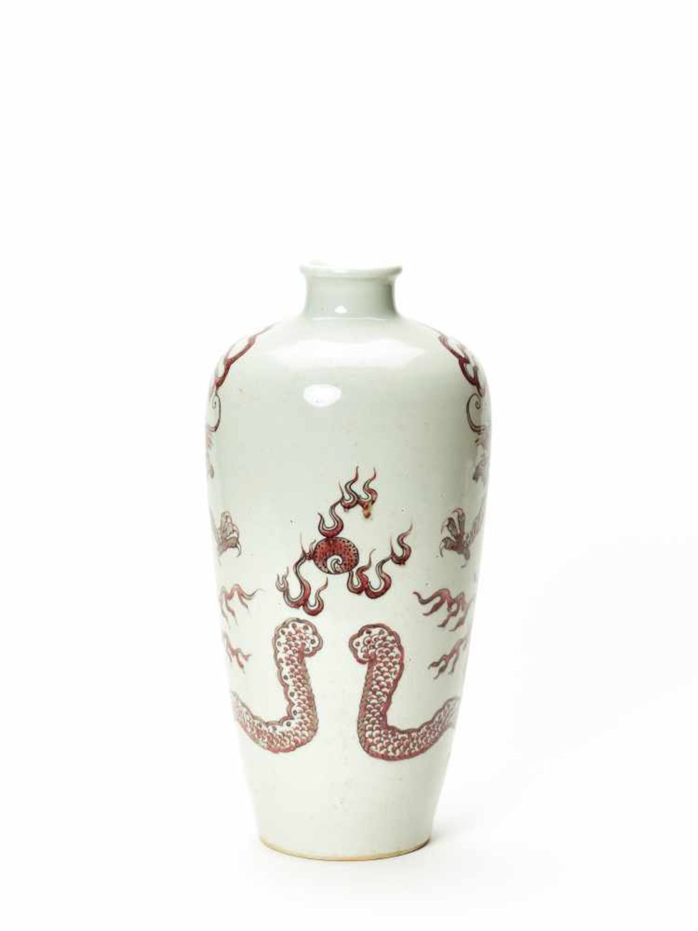 A PORCELAIN MEIPING VASE WITH DRAGON, QING DYNASTYPorcelainChina, Qing dynastyThe porcelain ‘ - Bild 3 aus 4