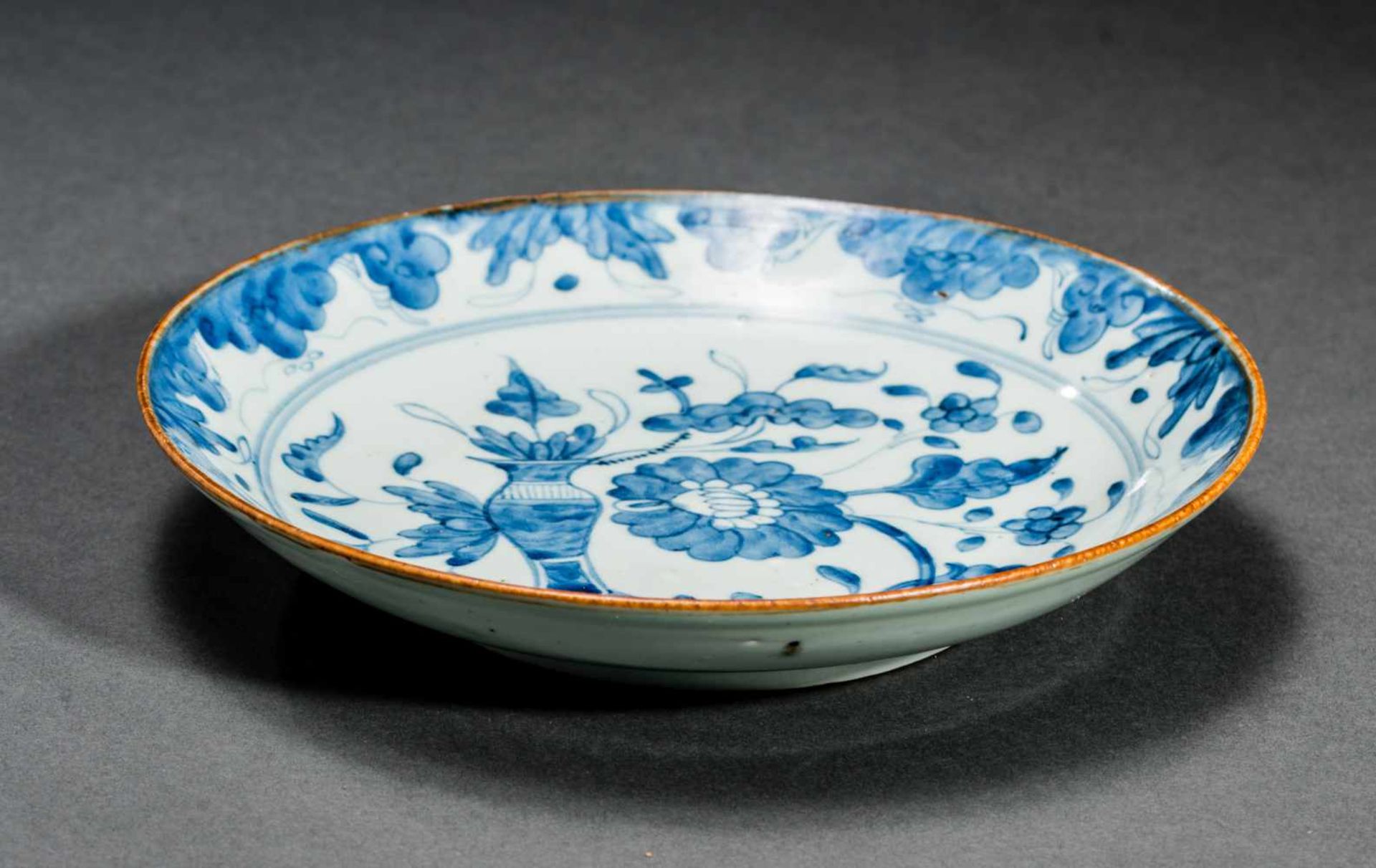 A BLUE AND WHITE PORCELAIN PLATE WITH BLOSSOMSPorcelain with cobalt-blue paintingChina, Qing dynasty - Bild 2 aus 3