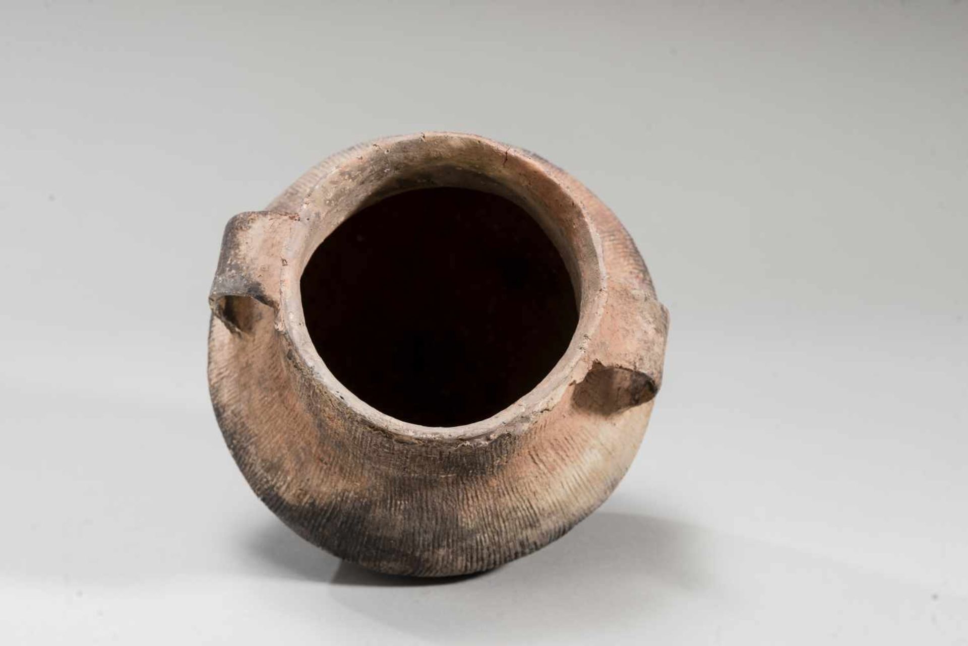 SMALL VESSEL WITH HANDLES - YANGSHAO CULTURETerracotaChina, Yangshao culture, Majiayao style, c. - Image 6 of 7