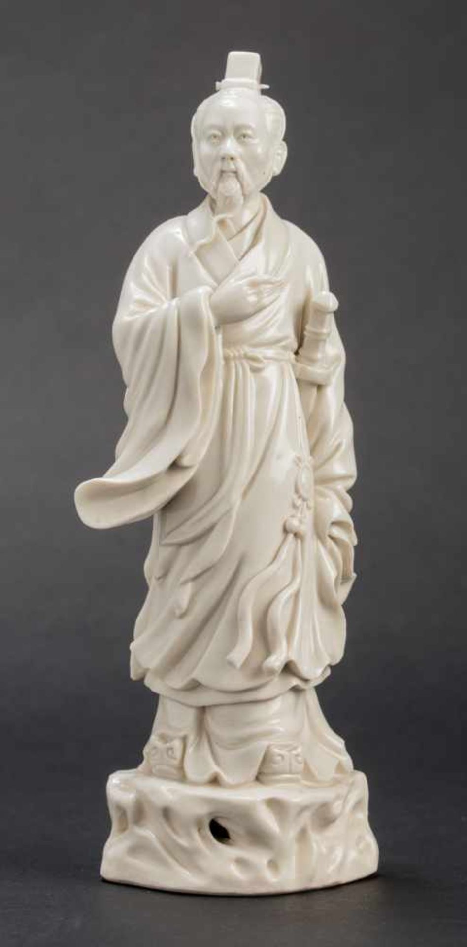 A DEHUA BLANC DE CHINE FIGURE OF A WARRIORPorcelainChina, late 19th to early 20th centuryFinely - Bild 2 aus 6