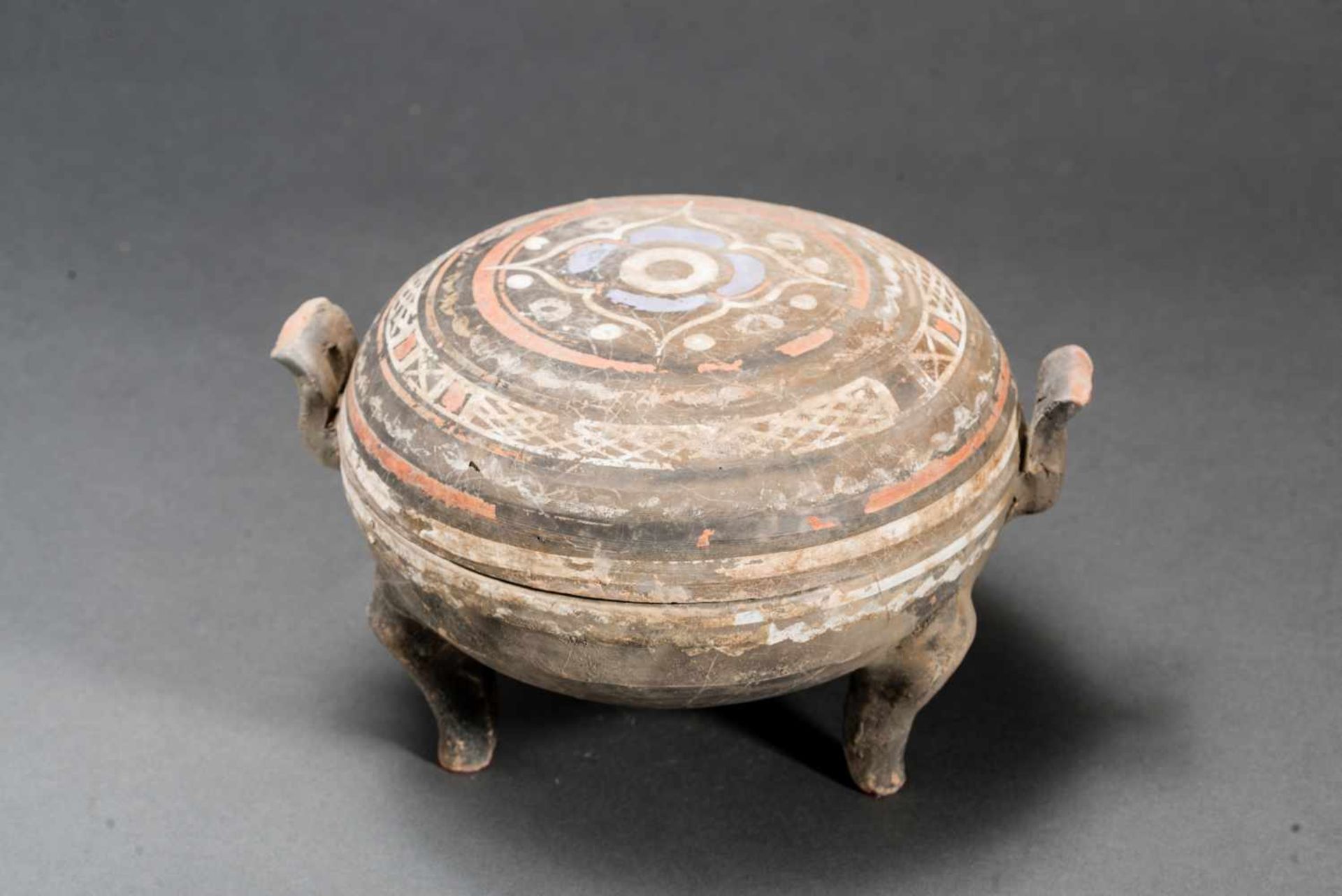 TRIPOD VESSEL WITH LIDTerracotta with original painting China, Western Han dynasty (206 BCE - 9 - Image 2 of 5