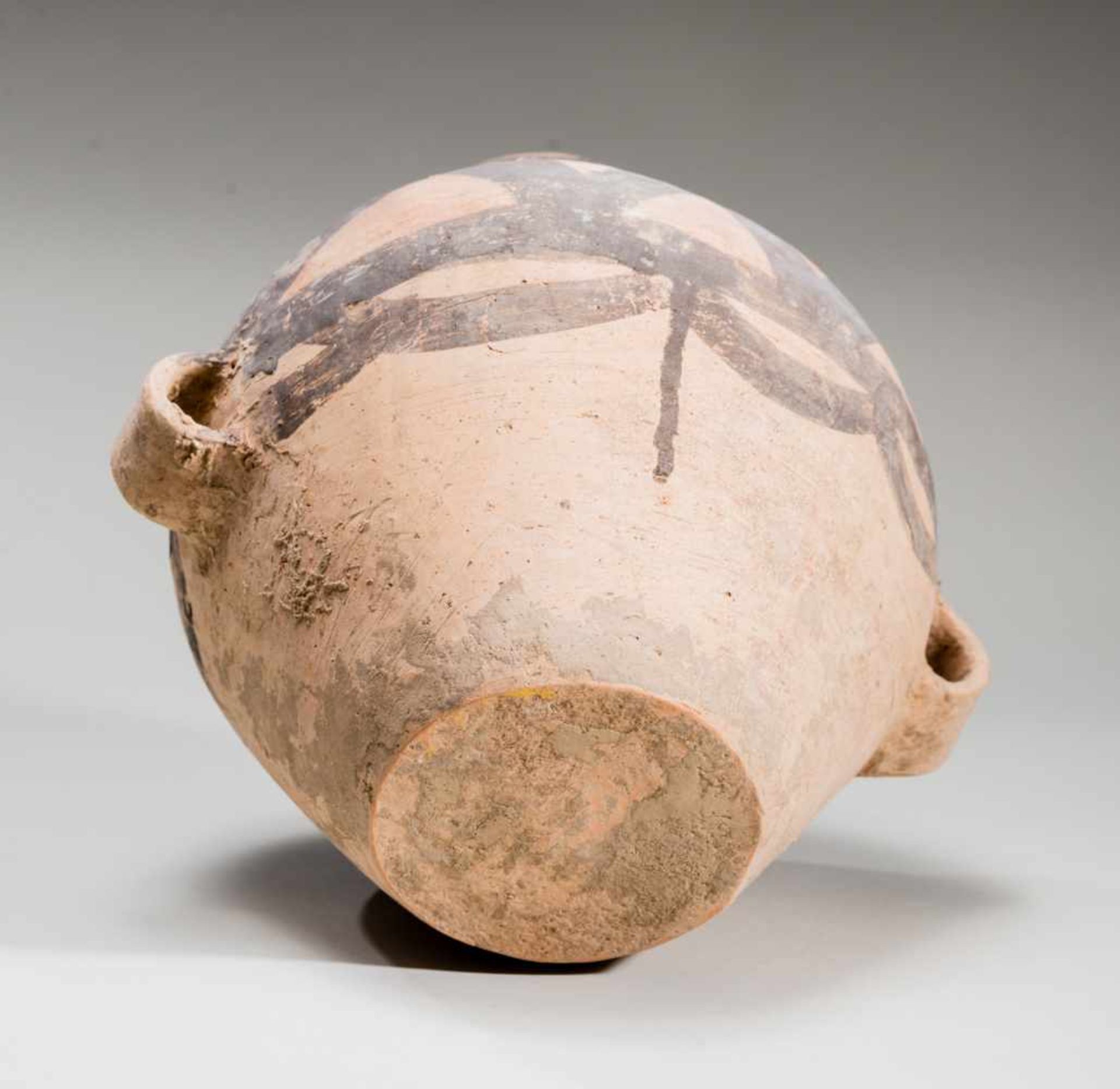 A TERRACOTTA POT WITH ORIGINAL PAINTINGTerracotta with original paintingYangshao culture (c. 3000- - Bild 5 aus 5