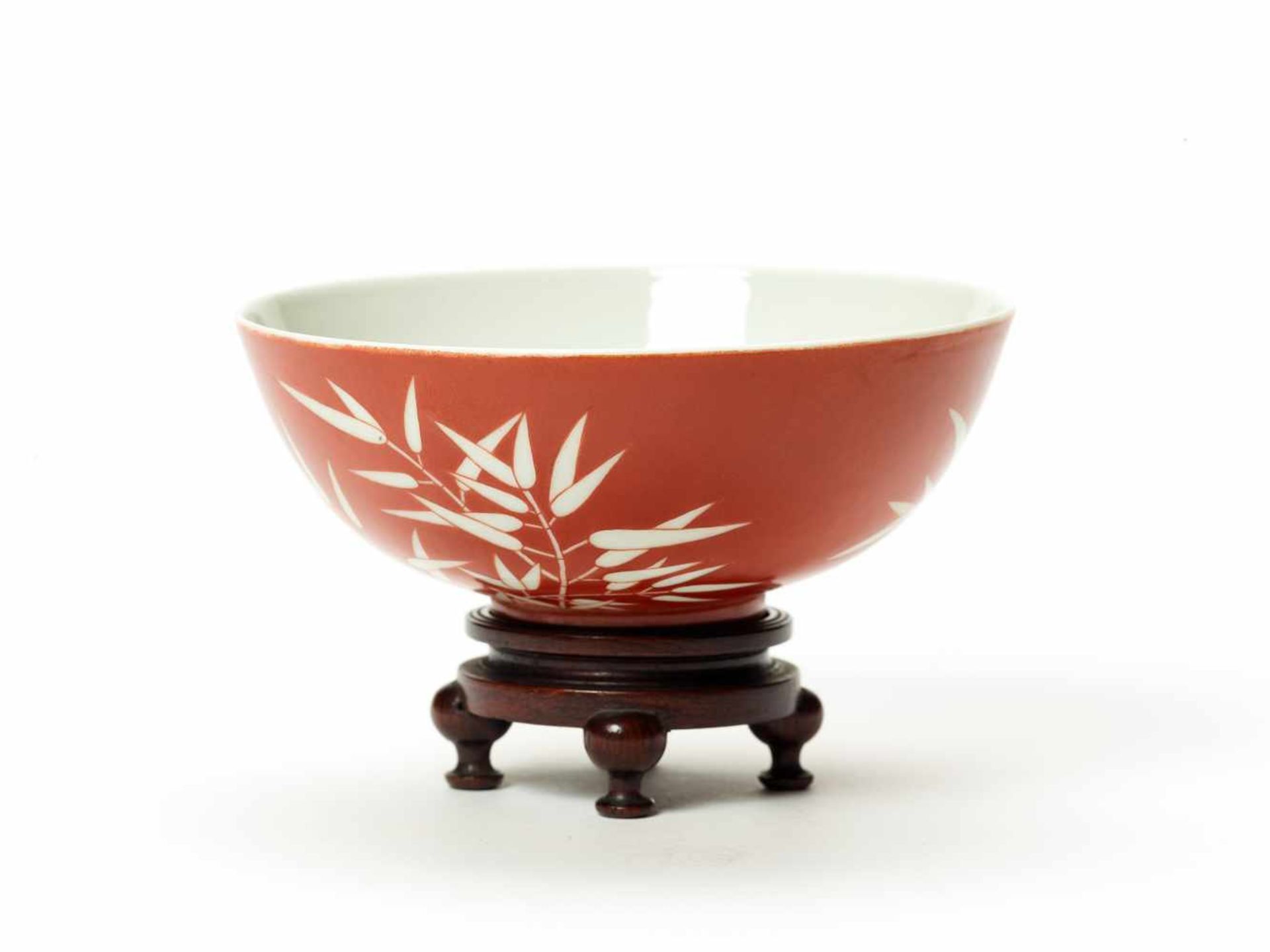 A CORAL-RED PAINTED PORCELAIN BOWL WITH BAMBOO DECORATIONPorcelainChina, Qing dynastyThe fine and - Bild 2 aus 4