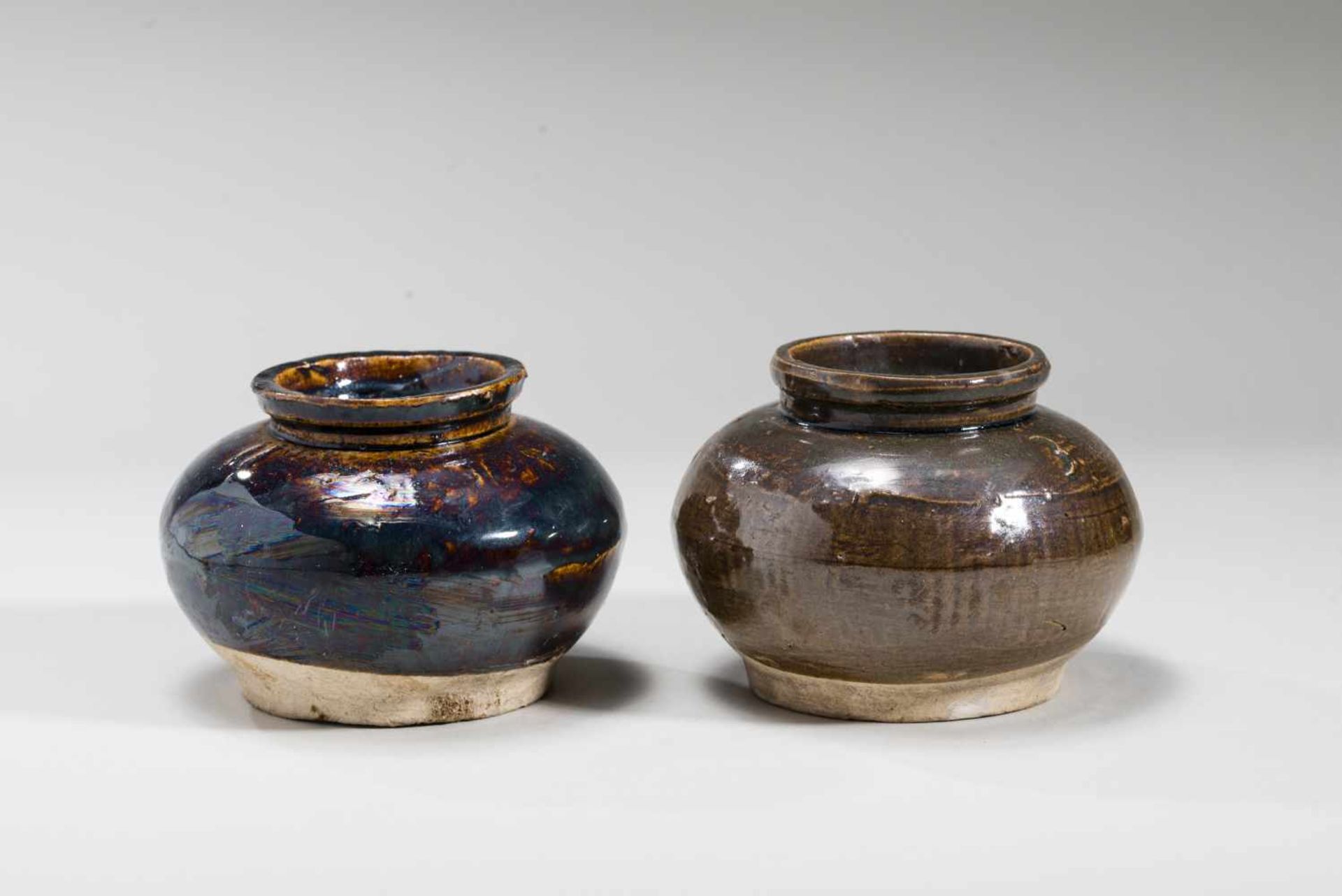 TWO GLAZED POTS – PRESUMABLY TANG DYNASTYGlazed ceramicChina, Tang dynasty (618 - 907) or later - Bild 2 aus 7