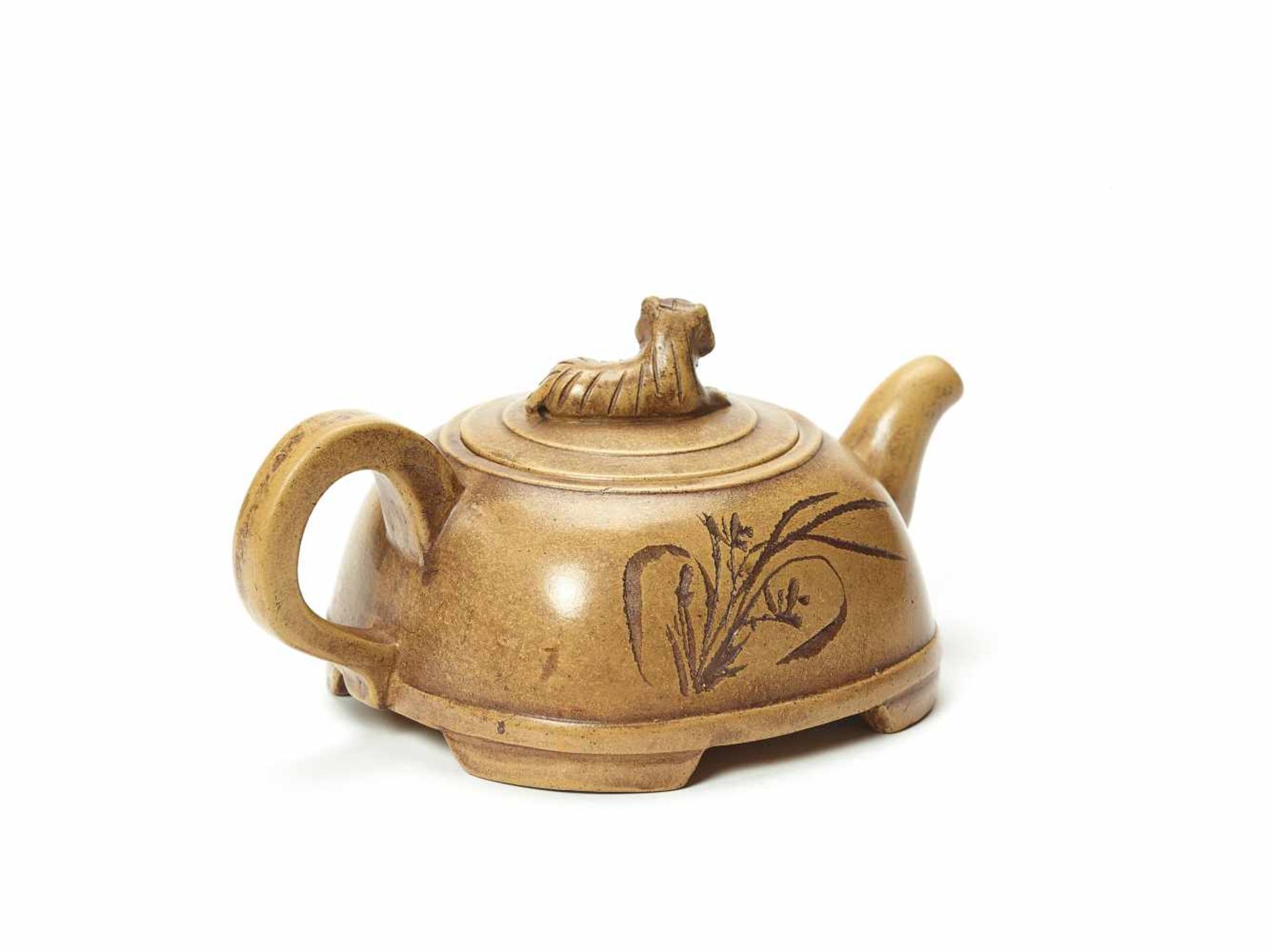 A YIXING CERAMIC ‘PRUNUS’ TEAPOT WITH TIGER FINIALYixing ceramicChina, 20th centuryThe pot with - Bild 2 aus 3