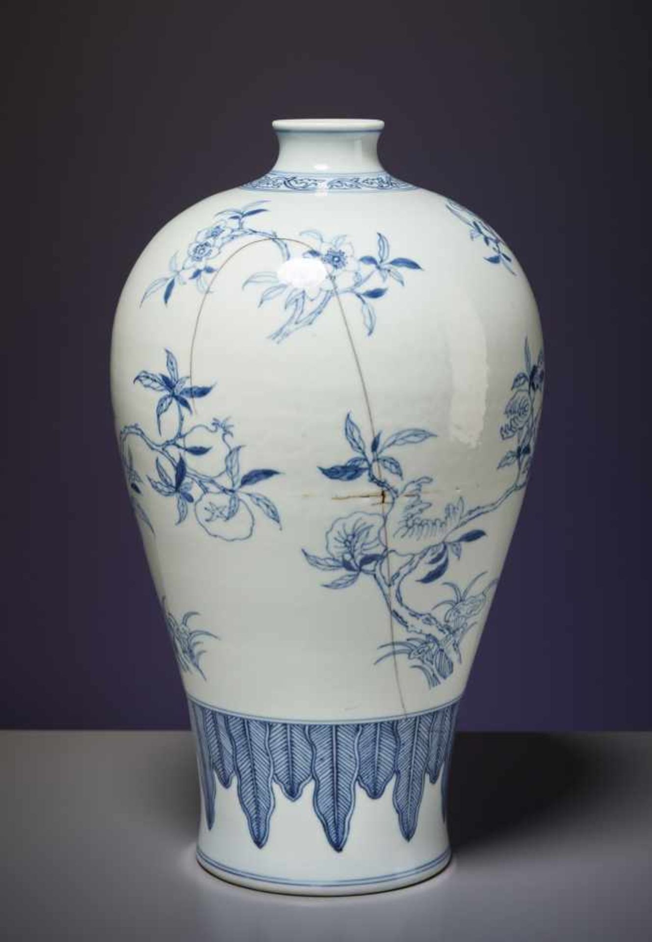 A CHINESE BLUE AND WHITE PORCELAIN BALUSTER VASEPorcelain with blue and white paintingChina, - Bild 2 aus 5