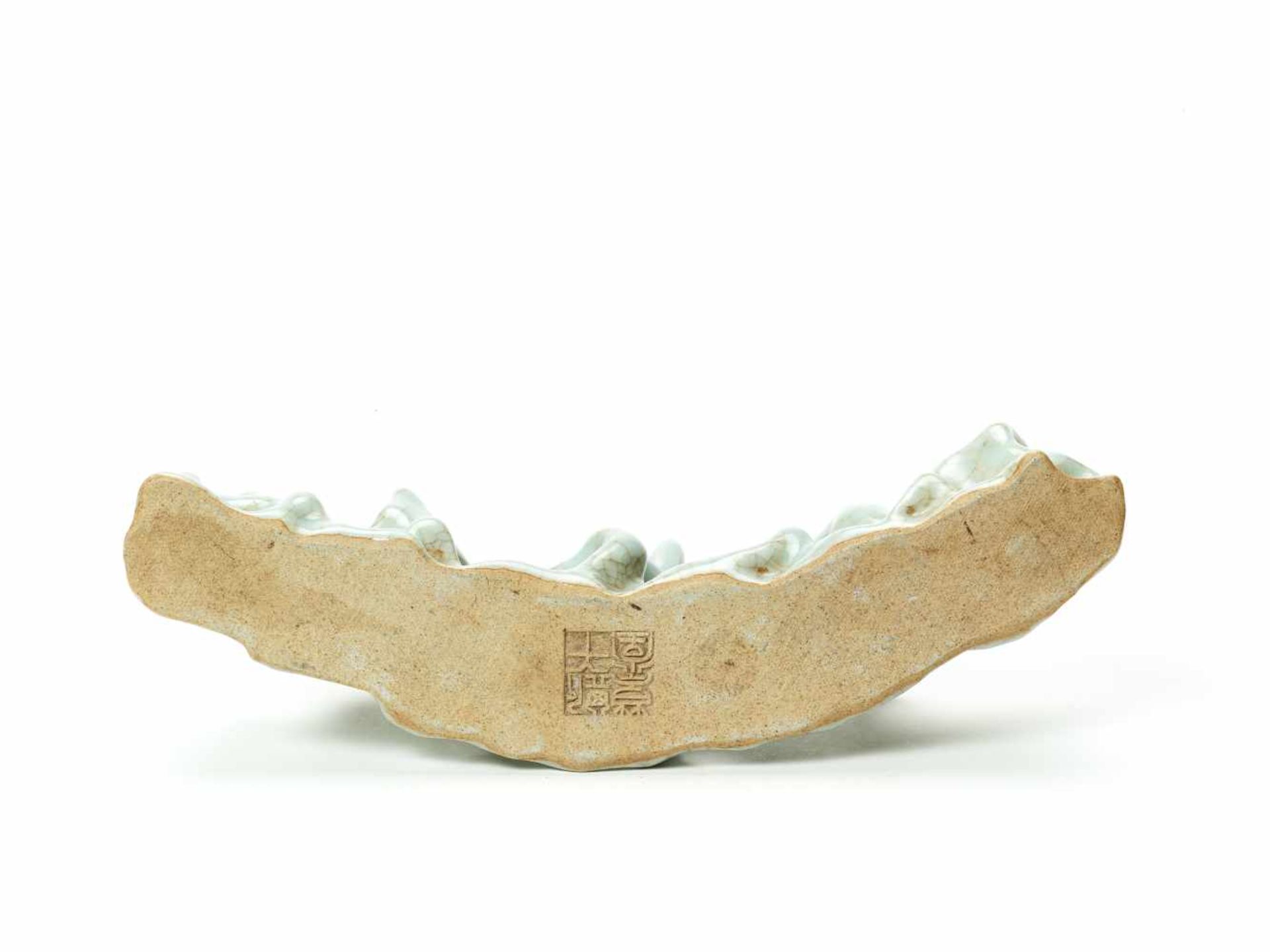 A GE-TYPE PORCELAIN ‘SCHOLAR’S ROCK’ BRUSHRESTPorcelainChina, Qing dynastyThe porcelain brushrest in - Bild 3 aus 3