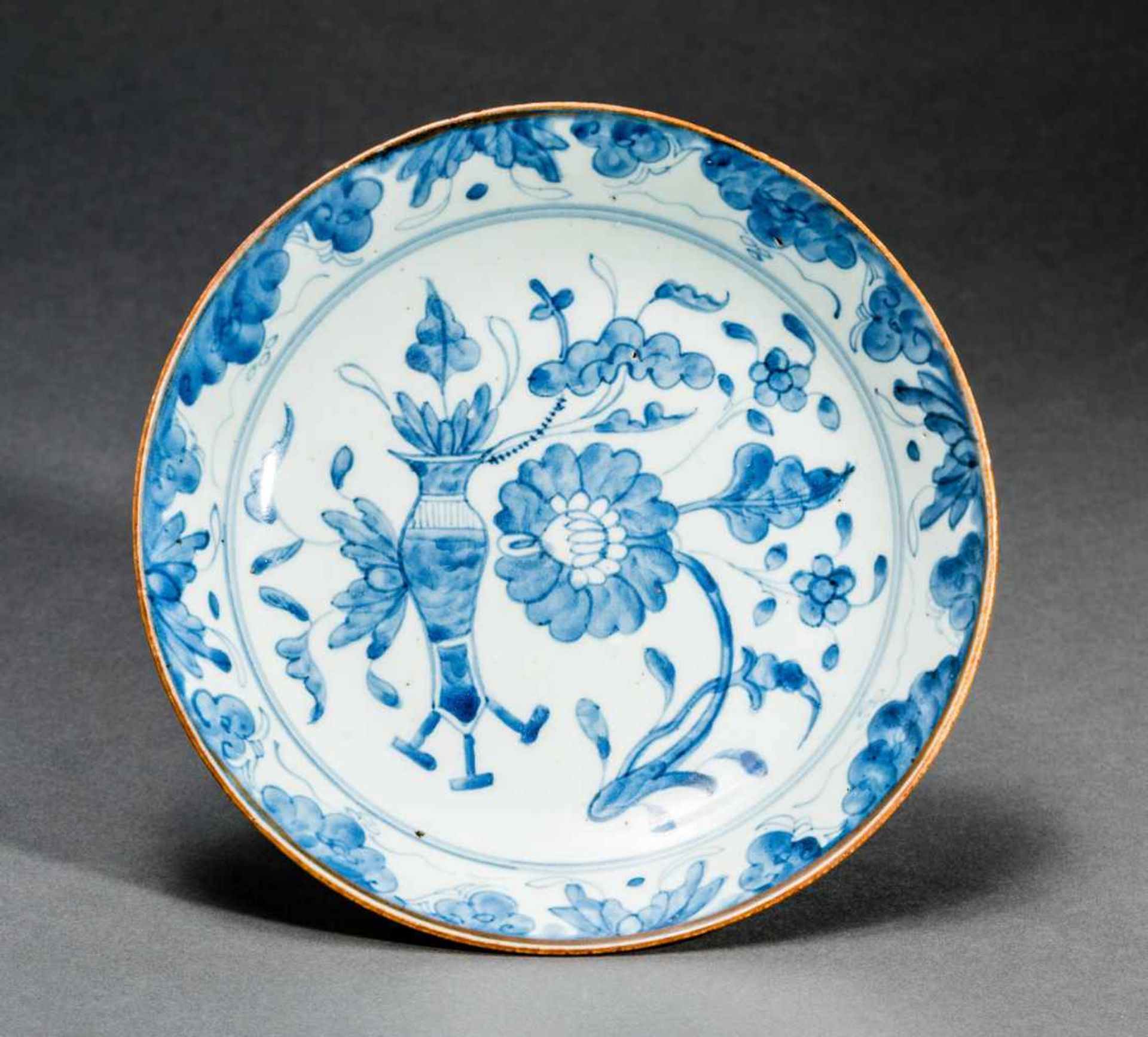 A BLUE AND WHITE PORCELAIN PLATE WITH BLOSSOMSPorcelain with cobalt-blue paintingChina, Qing dynasty
