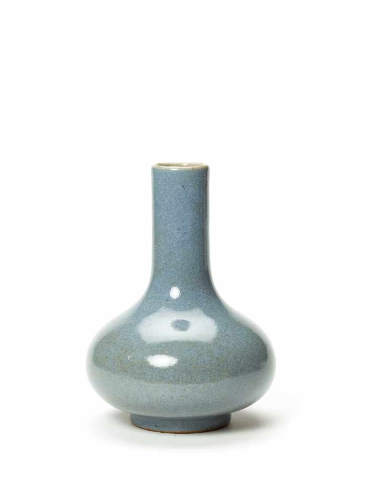 A PORCELAIN MOTTLED BLUE GLAZED VASE, QING DYNASTYPorcelainChina, Qing dynastyThe vase with a - Bild 2 aus 4
