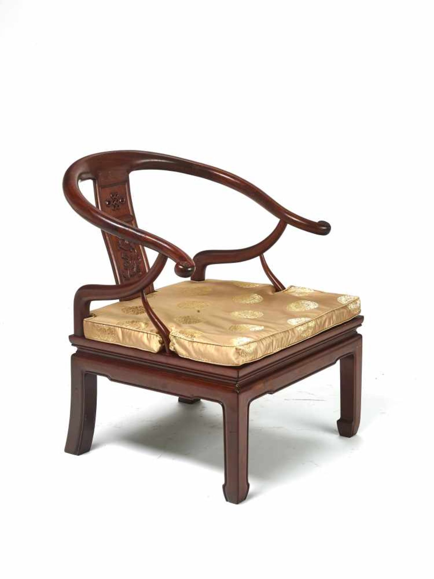 A CHINESE ‘HORSESHOE’ LOW CHAIR, LATE QING DYNASTYCarved from hardwood, possibly Huanghuali, with - Bild 2 aus 5