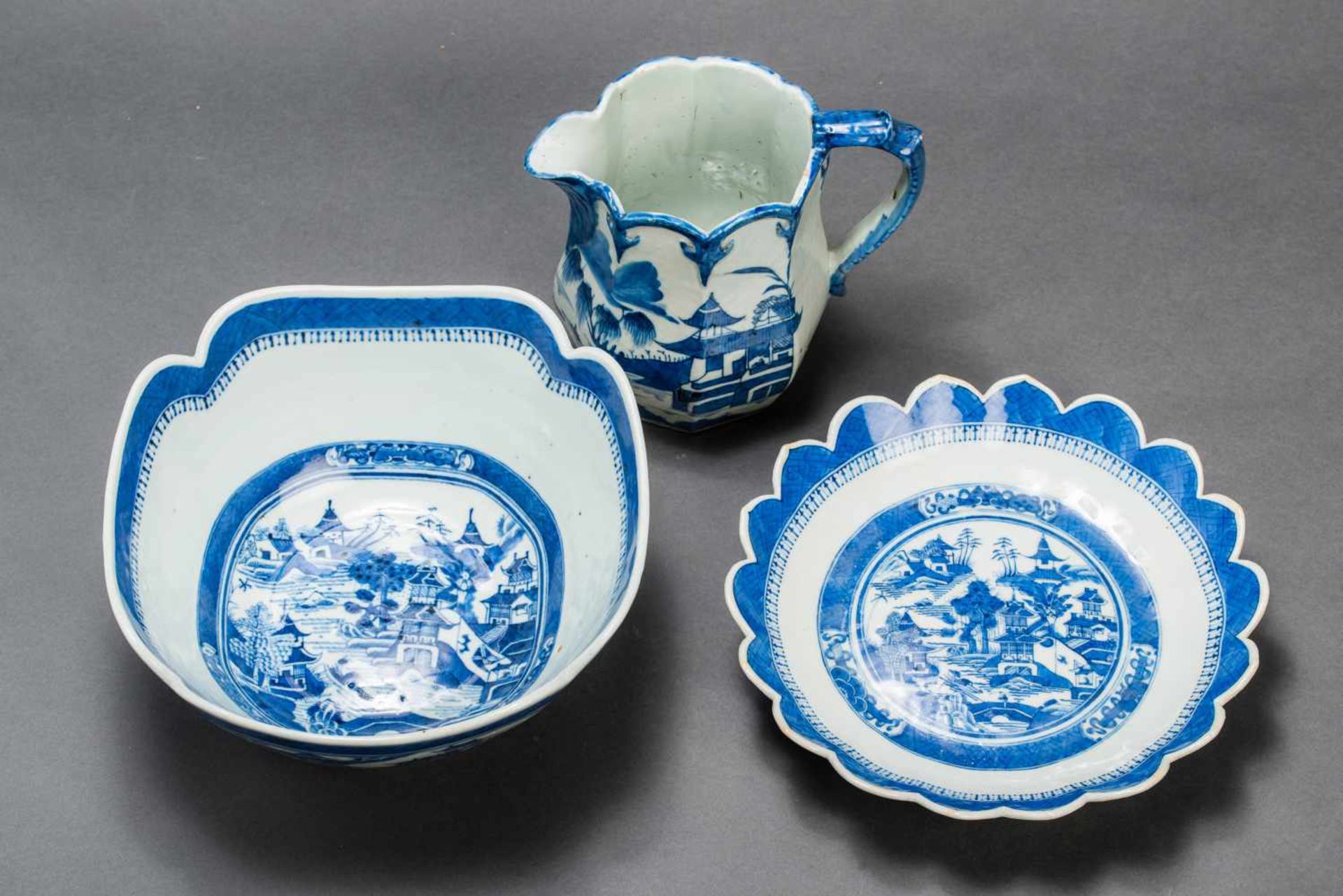 TWO DEEP BOWLS AND A MATCHING PITCHERBlue and white porcelain China, Qing dynasty, 19th cent. Two - Bild 3 aus 4