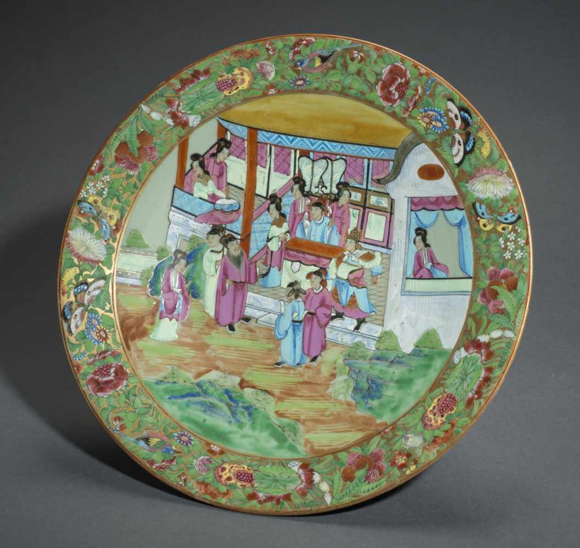 A LARGE PLATE WITH COURT SCENE, BLOSSOMS AND ANIMALSPorcelain with enamel painting and goldChina, - Bild 2 aus 5