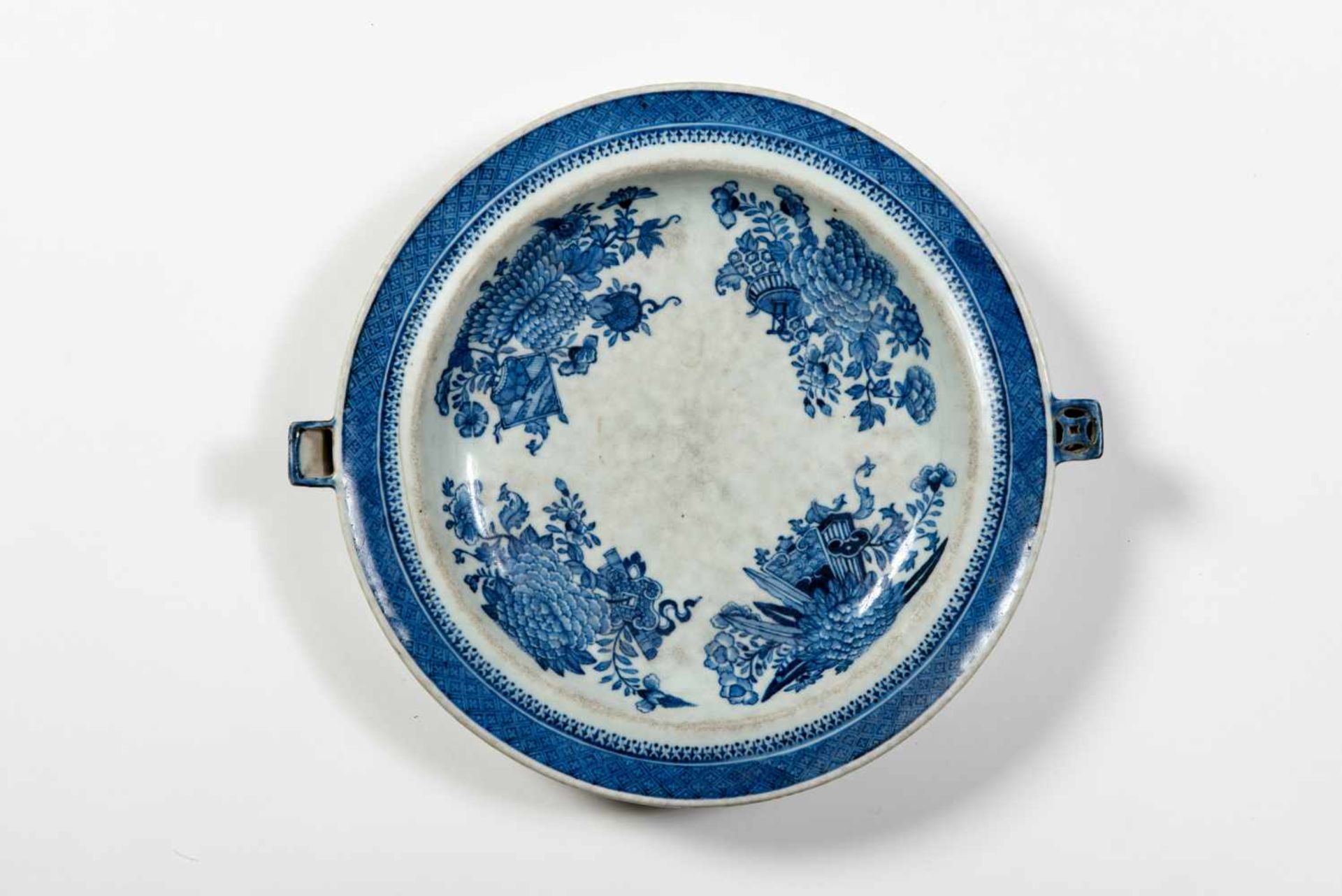A BLUE AND WHITE WARMING BOWLBlue and white porcelainChina, Qing dynasty (1644-1912), 19th - Bild 2 aus 3