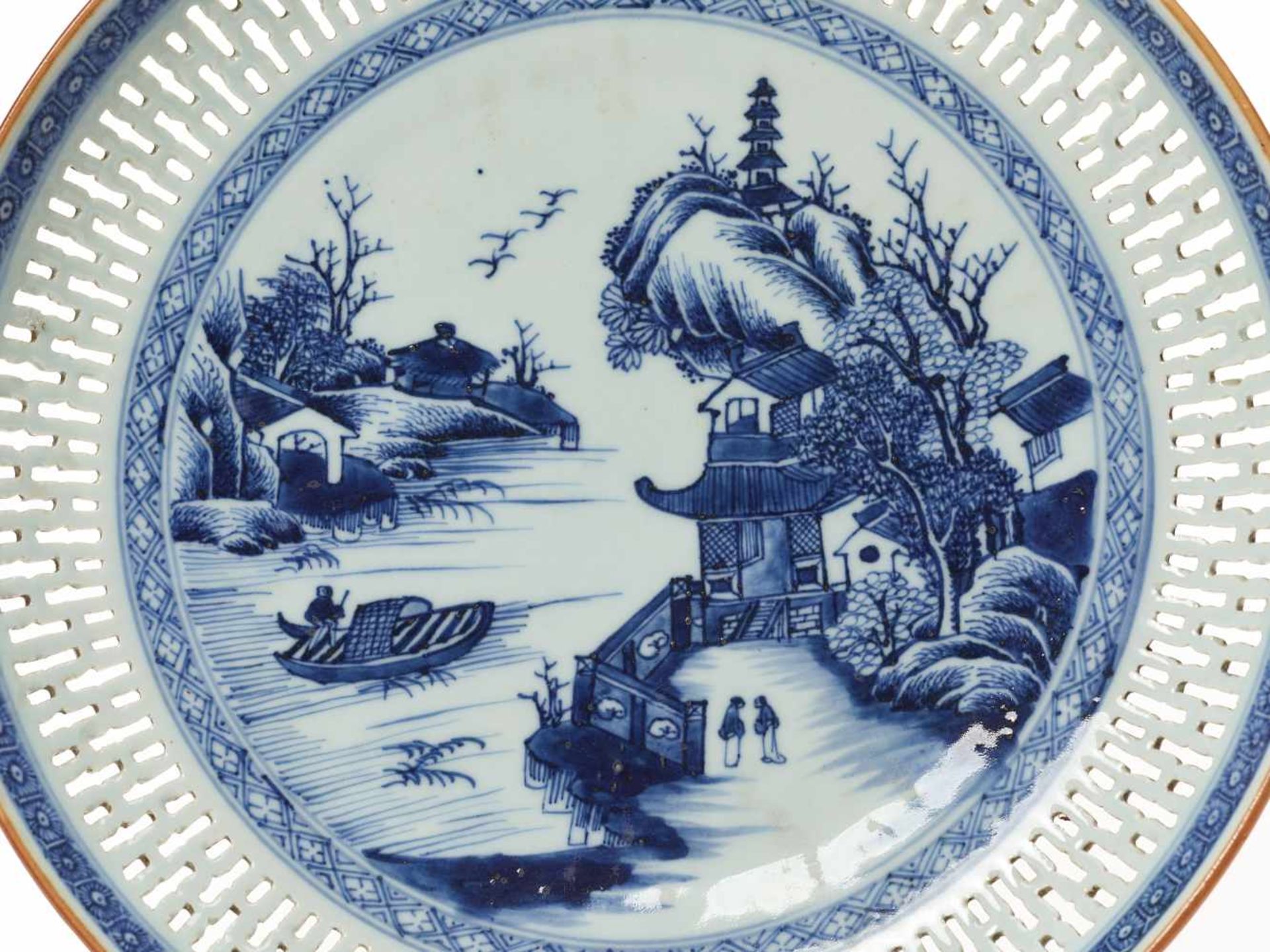 AN OPENWORK BLUE AND WHITE ‘LANDSCAPE’ EXPORT PORCELAIN PLATE, QING DYNASTYDelicately painted in - Bild 3 aus 4