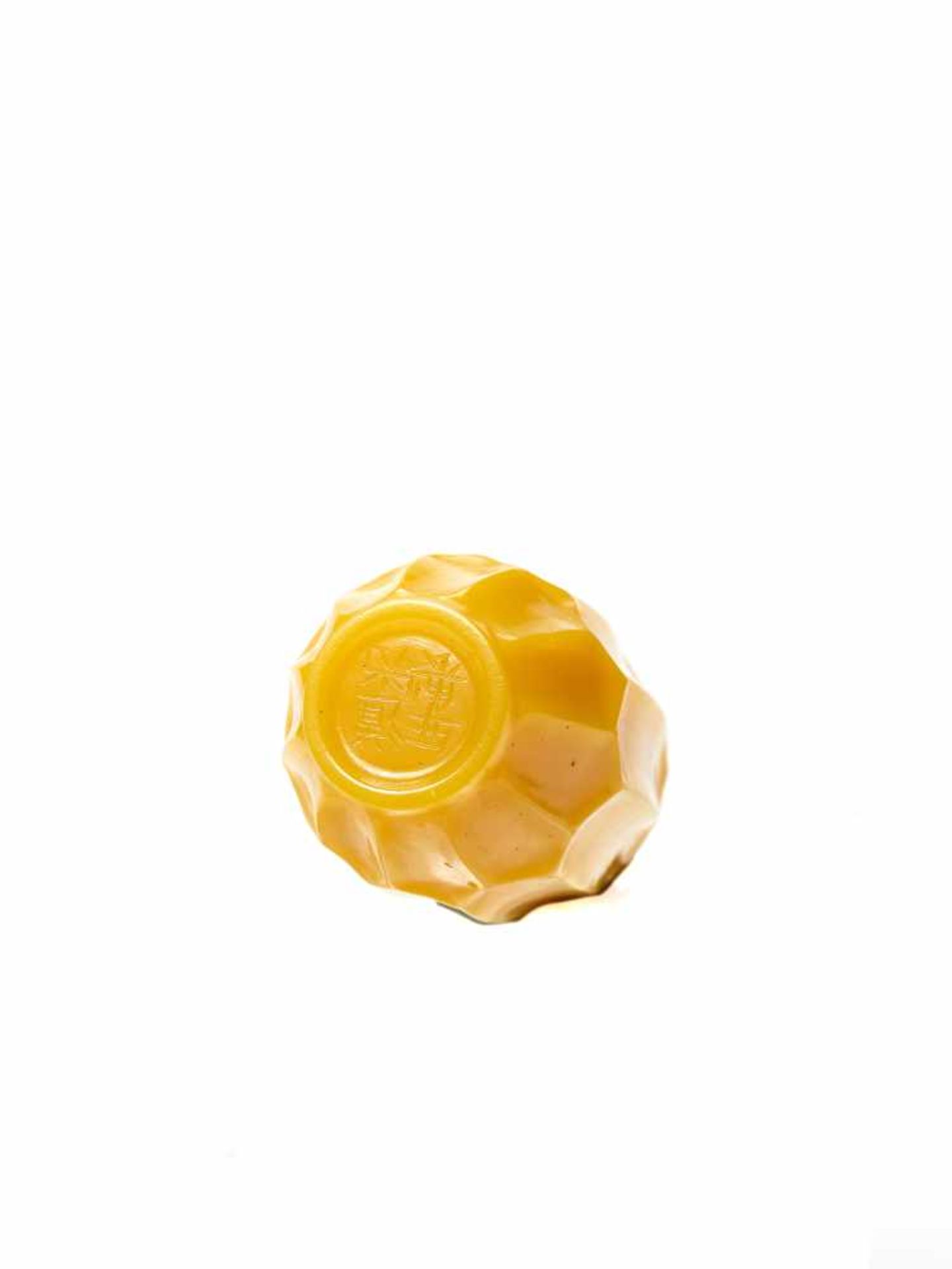 A DAOGUANG MARK AND PERIOD ‘IMPERIAL YELLOW’ FACETED GLASS SNUFF BOTTLEGlassChina, Daoguang mark and - Image 3 of 3