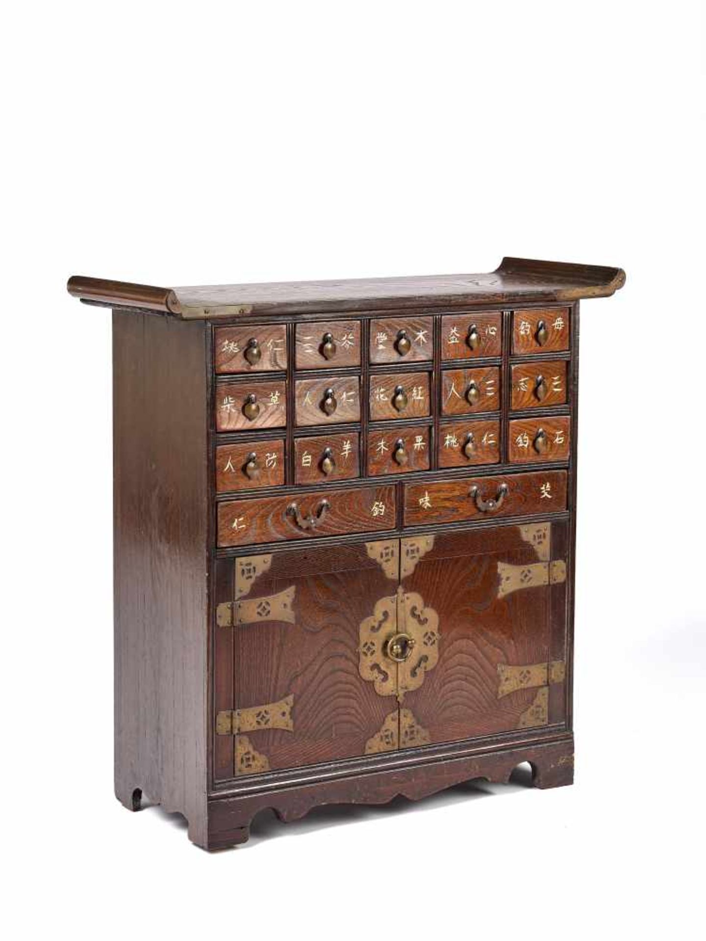 A SMALL AND RARE KOREAN PHARMACY CHEST, LATE 19th CENTURYMade of solid hardwood with various - Bild 2 aus 4