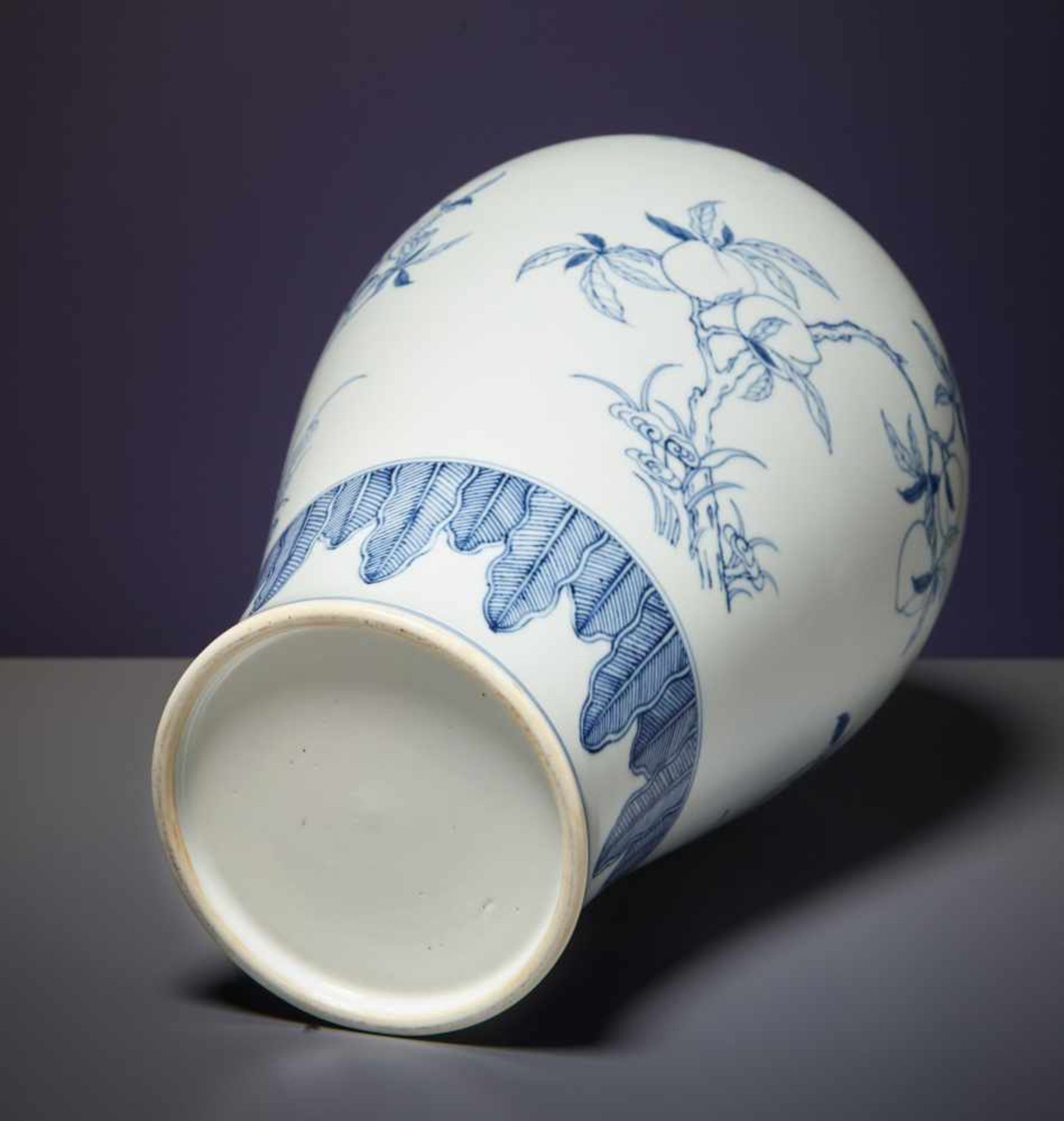 A CHINESE BLUE AND WHITE PORCELAIN BALUSTER VASEPorcelain with blue and white paintingChina, - Bild 5 aus 5