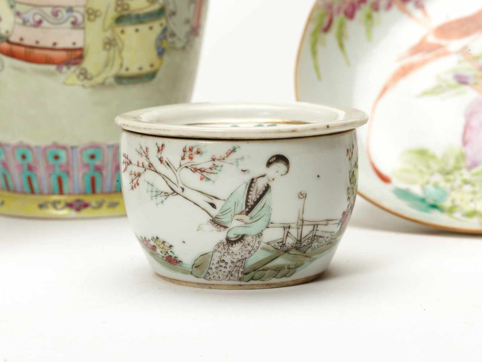 A GROUP OF CHINESE PORCELAIN OBJECTS, REPUBLIC PERIODPorcelain, hand-paintedChina, Republic - Bild 5 aus 7