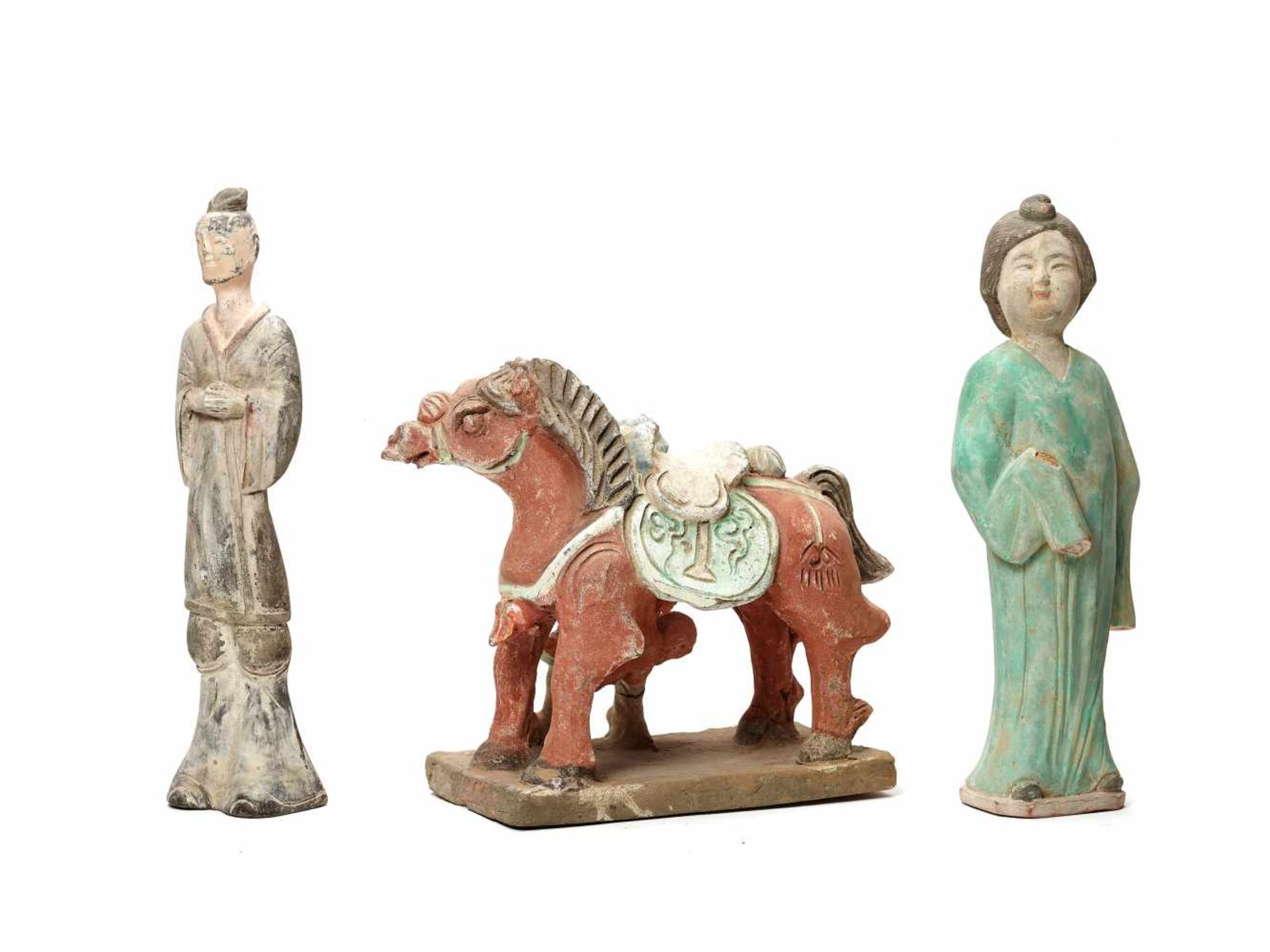 THREE CHINESE TANG-STYLE TERRACOTTA FIGURES, LATE QING DYNASTYTerracotta with cold paintChina, - Bild 2 aus 3