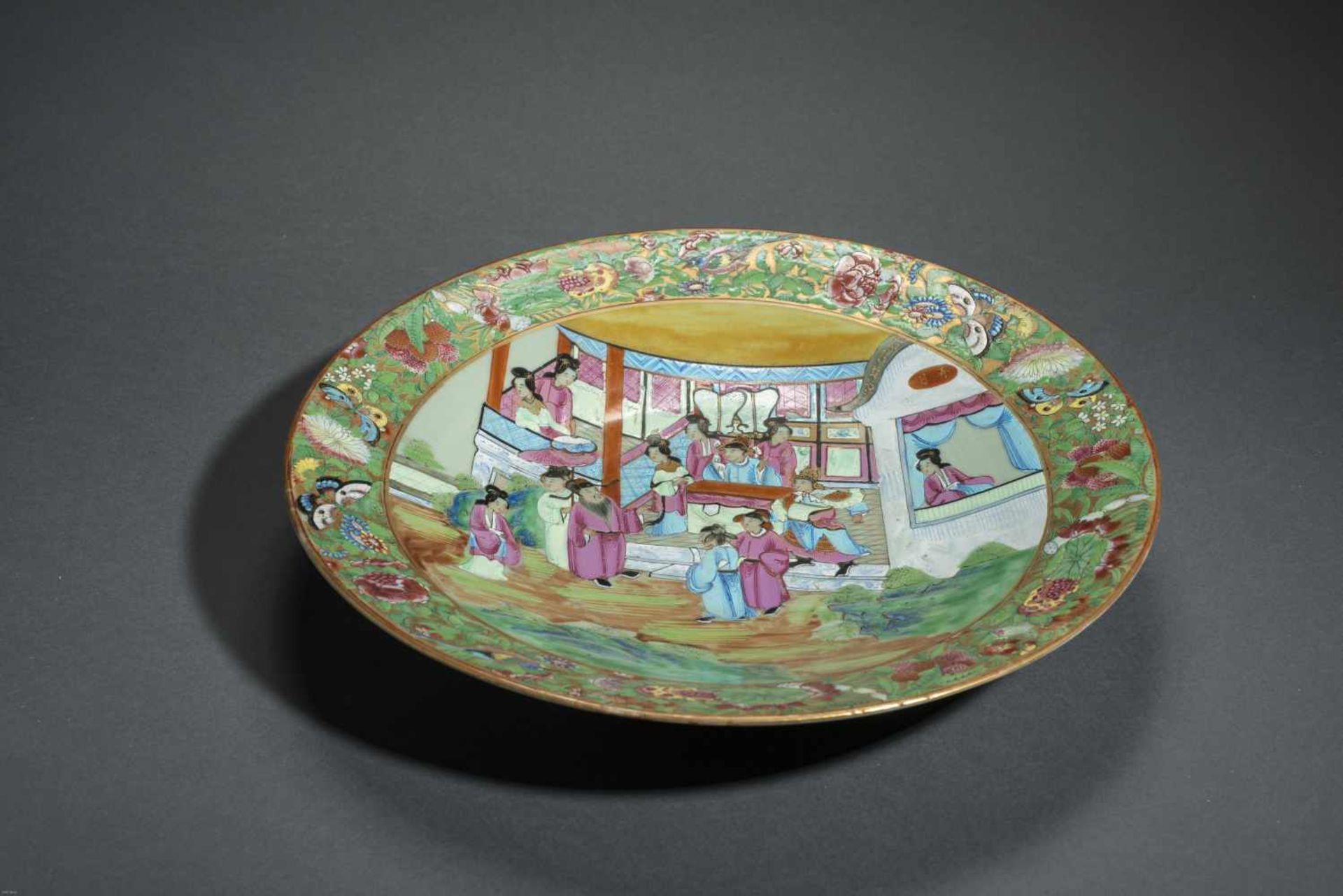 A LARGE PLATE WITH COURT SCENE, BLOSSOMS AND ANIMALSPorcelain with enamel painting and goldChina, - Bild 3 aus 5