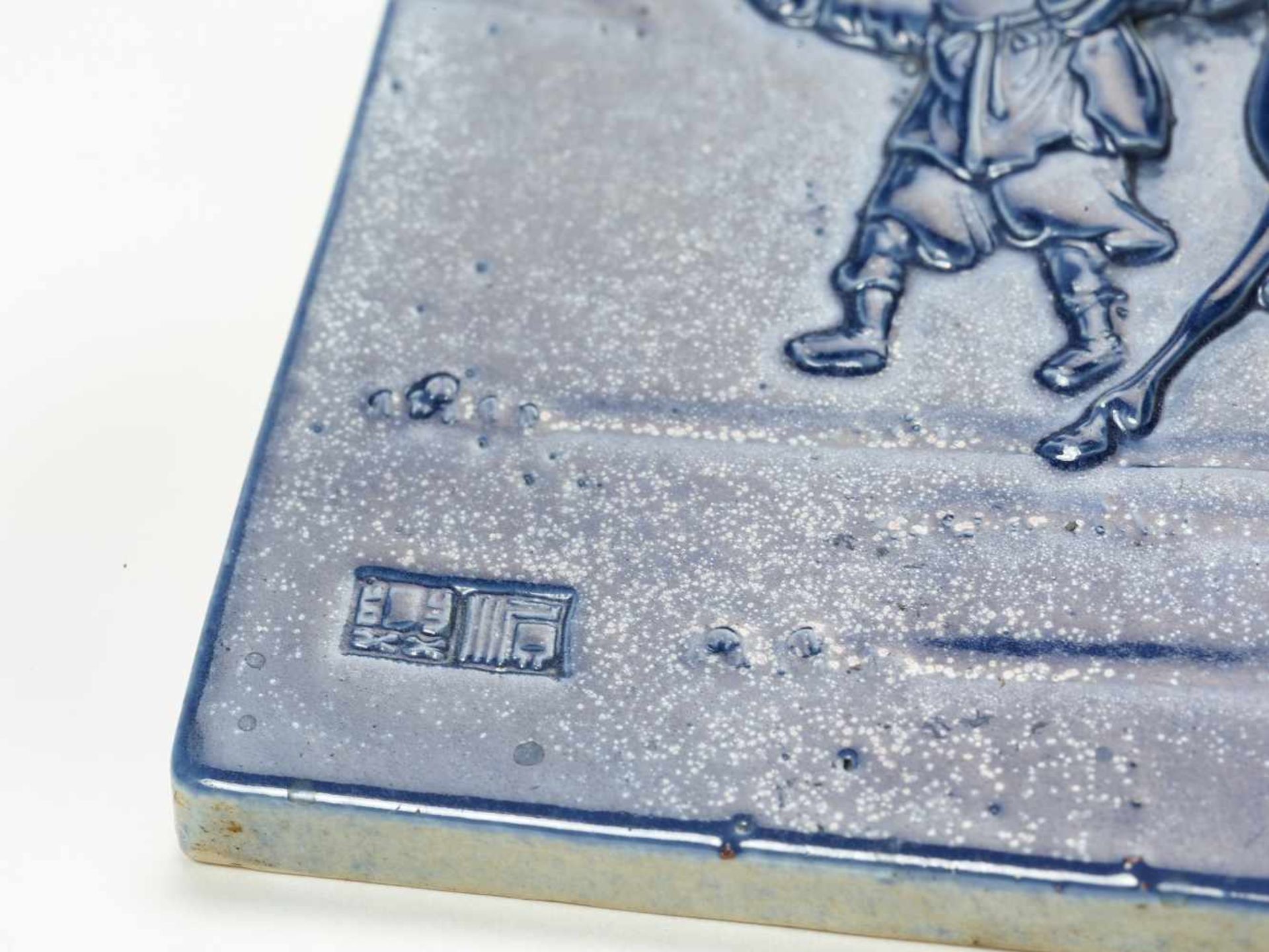 A CHARMING BLUE GLAZED PORCELAIN ROOF TILE DEPICTING A SERVANT WITH HORSEPorcelainChina, 20th - Bild 2 aus 2