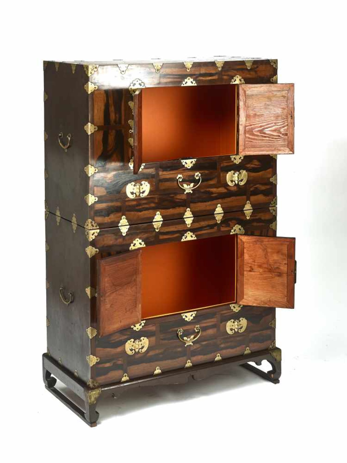 A KOREAN PORTABLE ‘DOUBLE’ CABINET, 19th CENTURYSolid wood with good patina and fully original brass - Bild 5 aus 6
