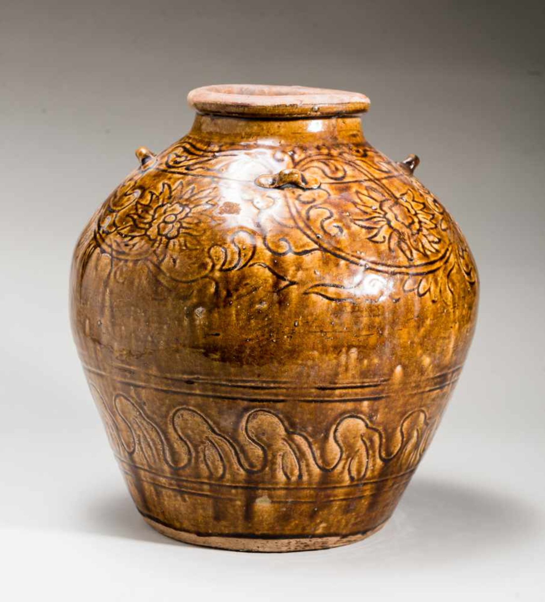 AN OVOID GLAZED CERAMIC VASEGlazed ceramicChina, Qing dynasty (1644-1912)Ovoid form with a flat