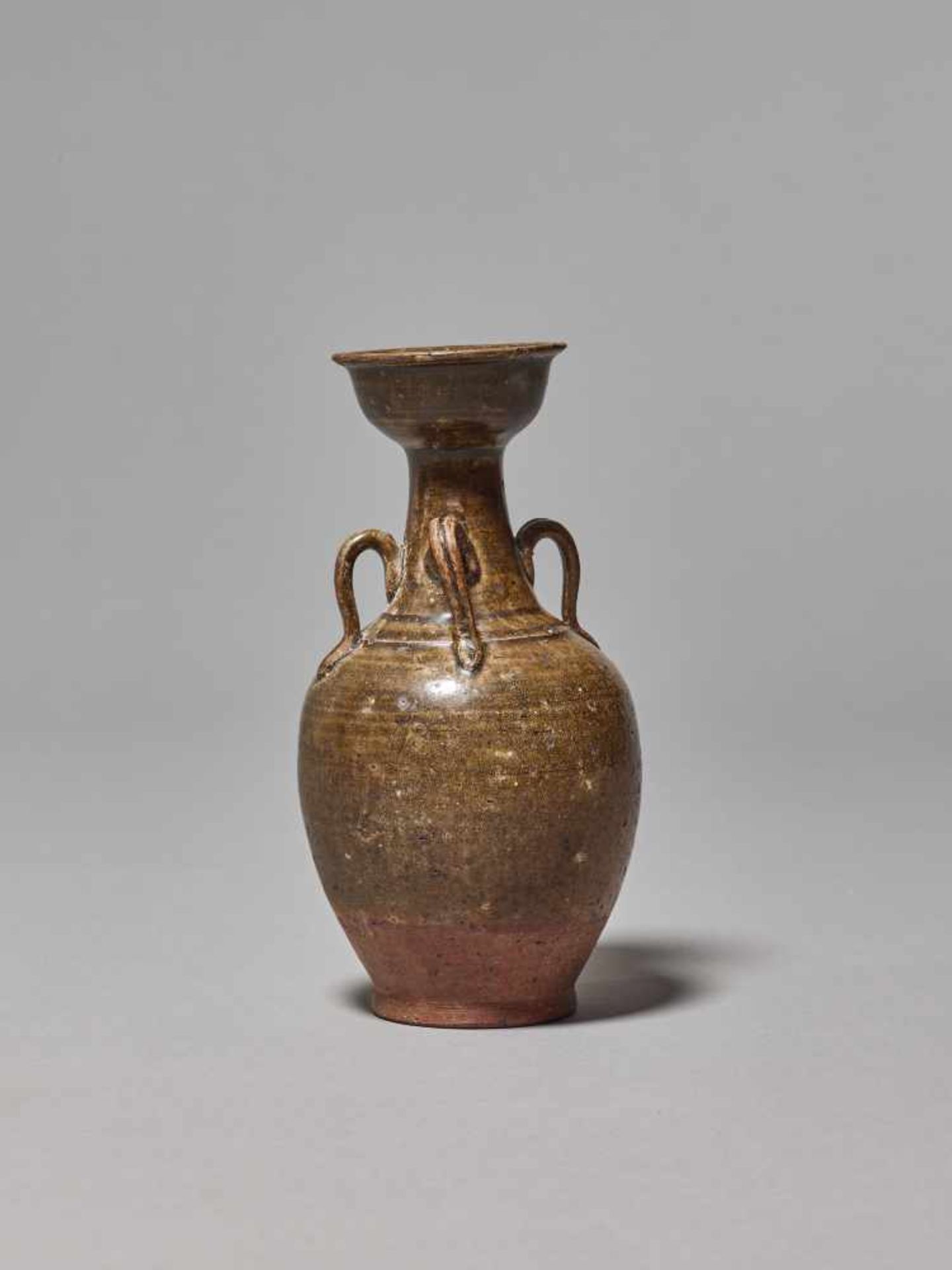 AN OLIVE-GREEN GLAZED CERAMIC BOTTLE VASE, TANG DYNASTYThe vessel sturdily potted, with four - Bild 4 aus 6