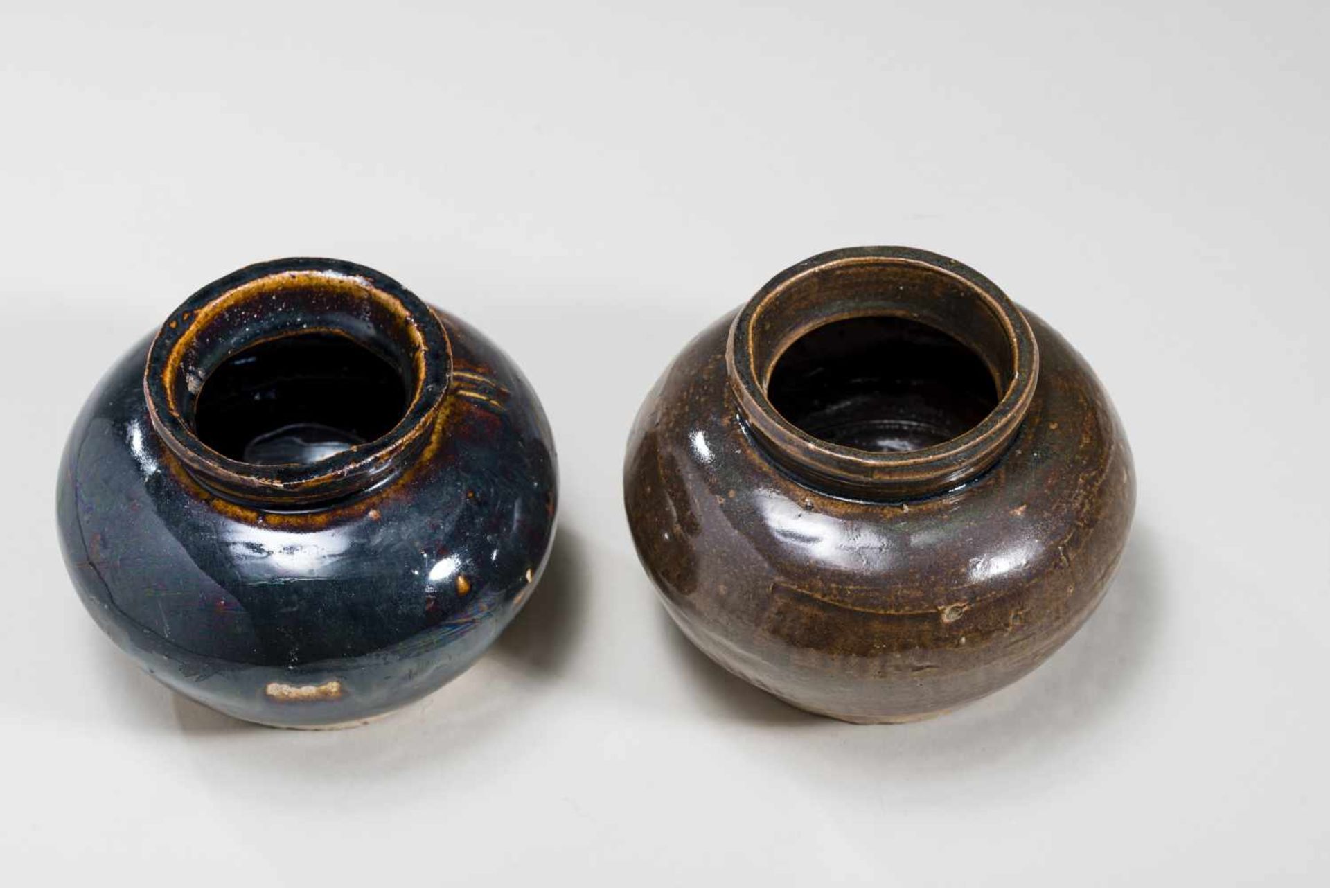 TWO GLAZED POTS – PRESUMABLY TANG DYNASTYGlazed ceramicChina, Tang dynasty (618 - 907) or later - Bild 5 aus 7