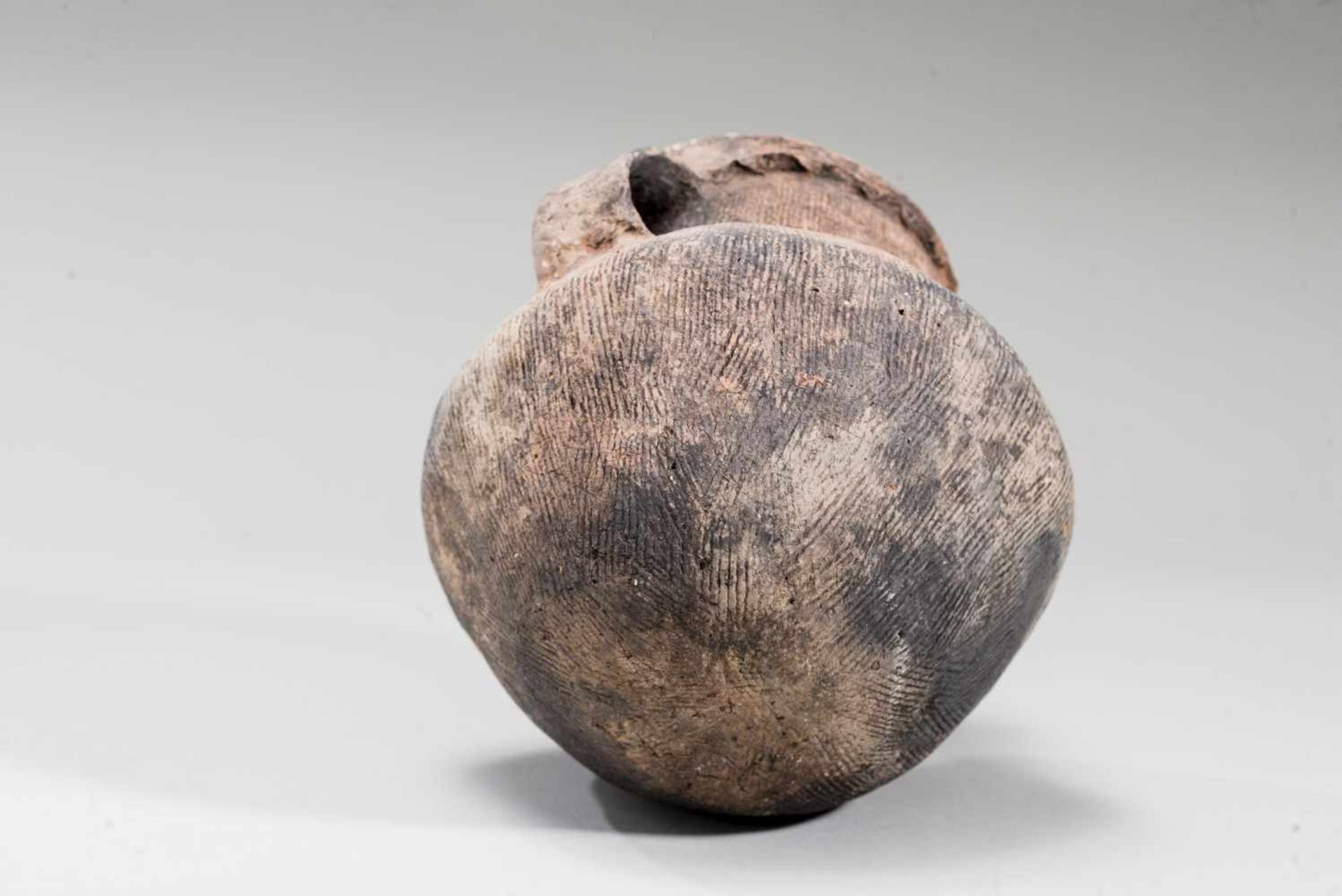 SMALL VESSEL WITH HANDLES - YANGSHAO CULTURETerracotaChina, Yangshao culture, Majiayao style, c. - Image 7 of 7