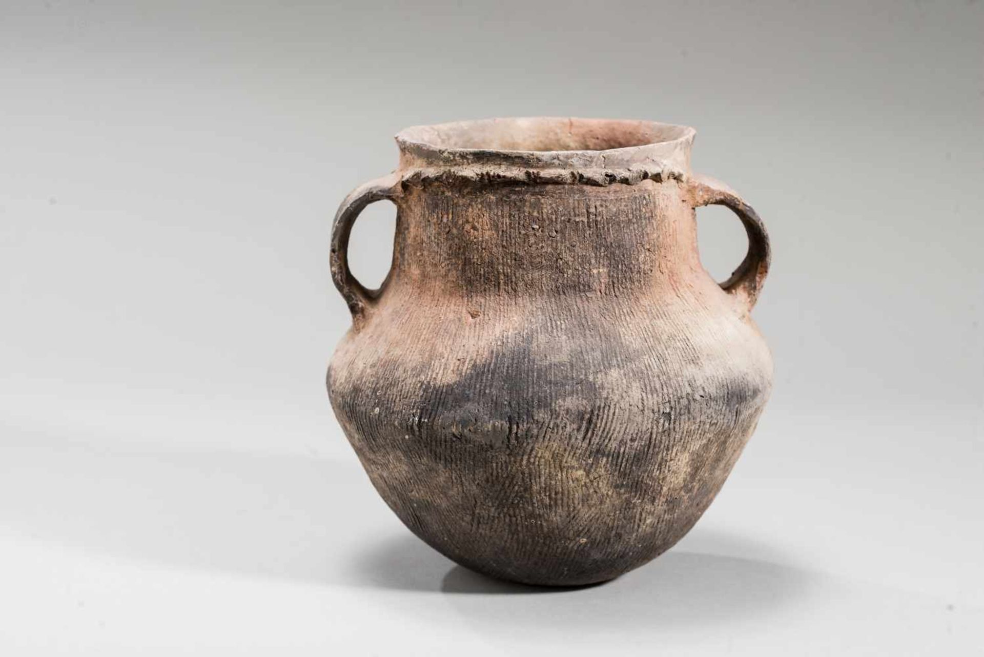 SMALL VESSEL WITH HANDLES - YANGSHAO CULTURETerracotaChina, Yangshao culture, Majiayao style, c. - Image 4 of 7
