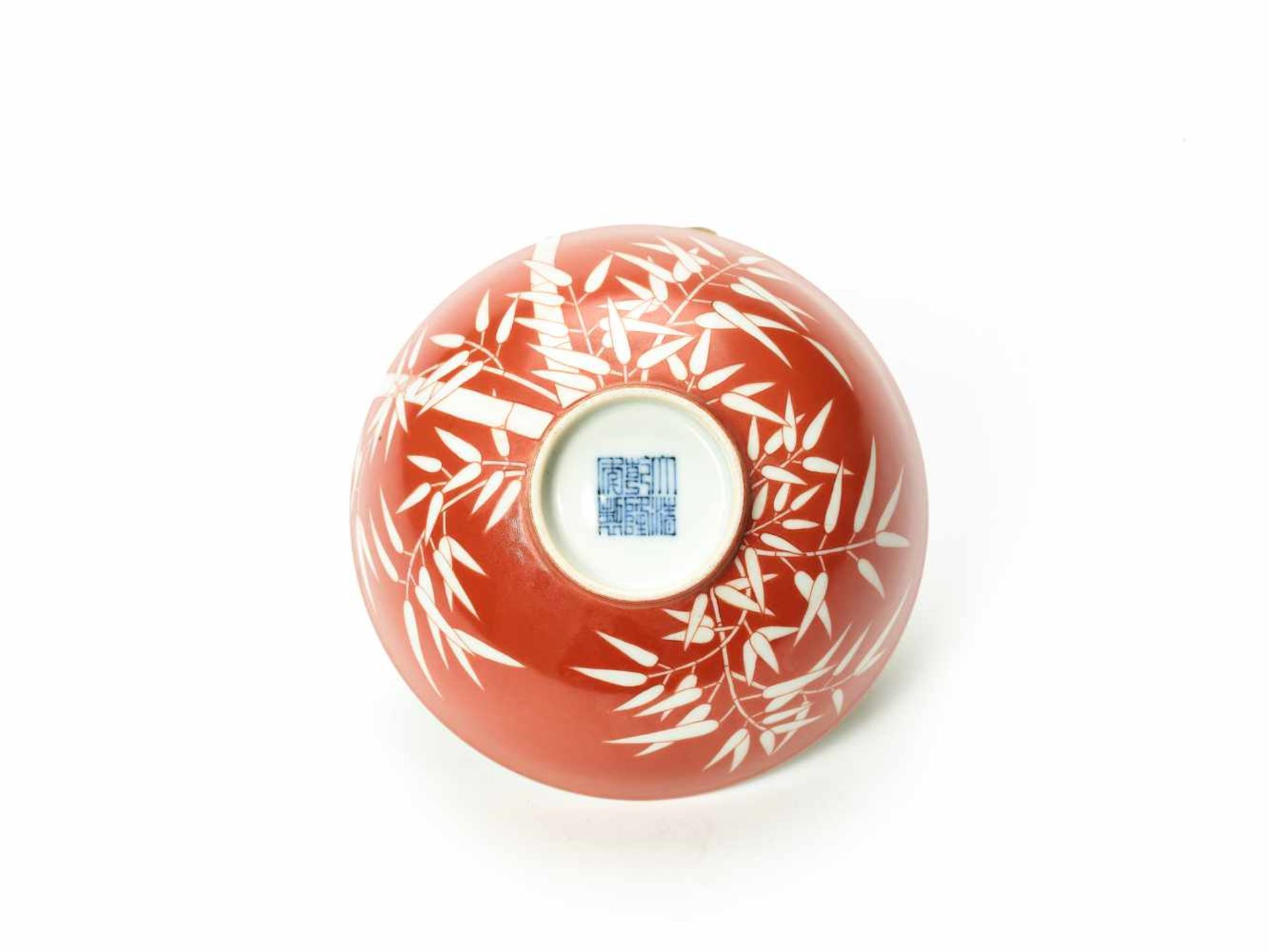 A CORAL-RED PAINTED PORCELAIN BOWL WITH BAMBOO DECORATIONPorcelainChina, Qing dynastyThe fine and - Bild 4 aus 4