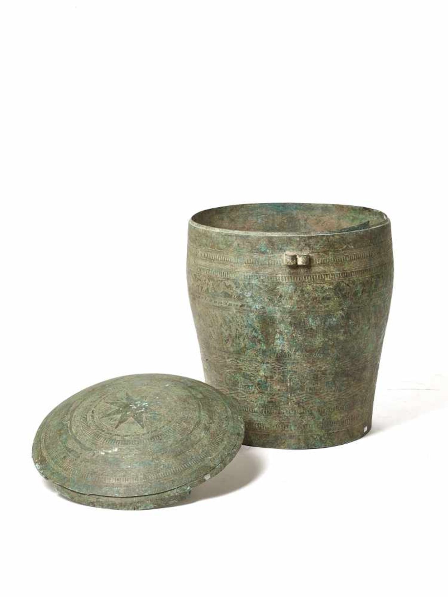 A LARGE AND RARE BRONZE FOOD STORAGE VESSEL, SONG DYNASTYBoth the vessel and the lid are decorated