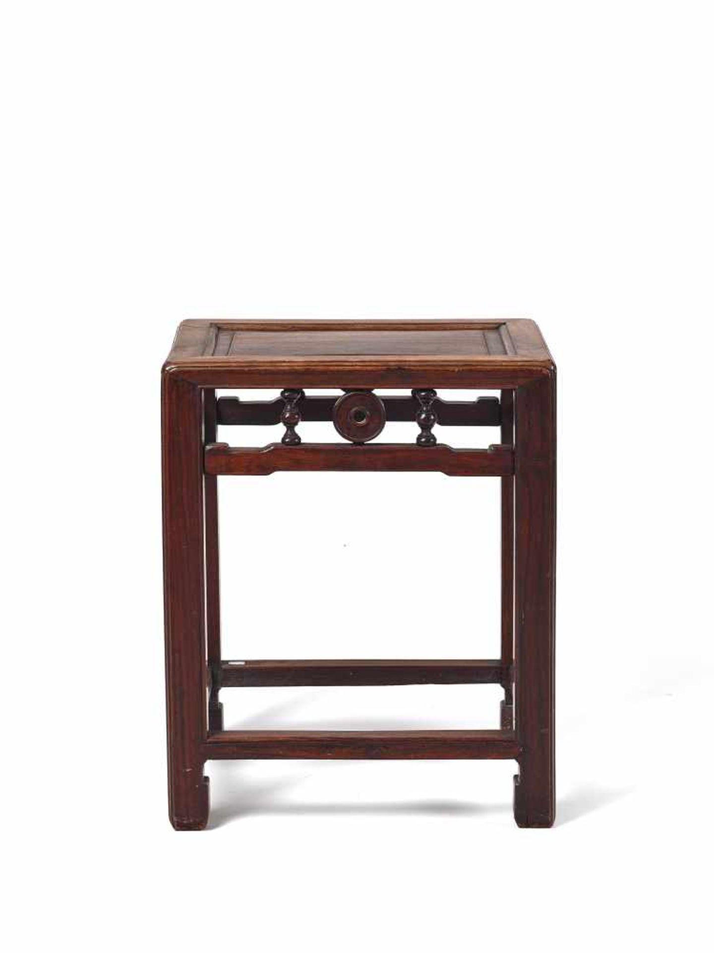 A CHINESE HARDWOOD SIDE TABLE, LATE QING DYNASTYHardwood, possibly Hongmu, with fine openwork - Bild 2 aus 4