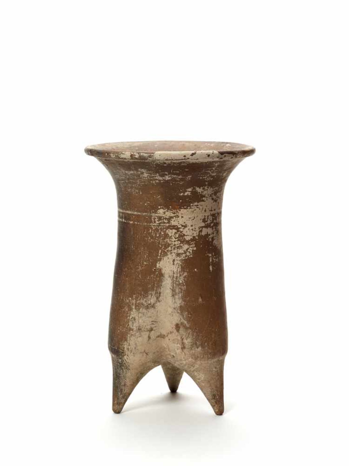 A CHINESE NEOLITHIC BLACK POTTERY TRIPOD VESSEL, 2200-1600 BCCeramic China, lower Xiajiadian - Image 2 of 4