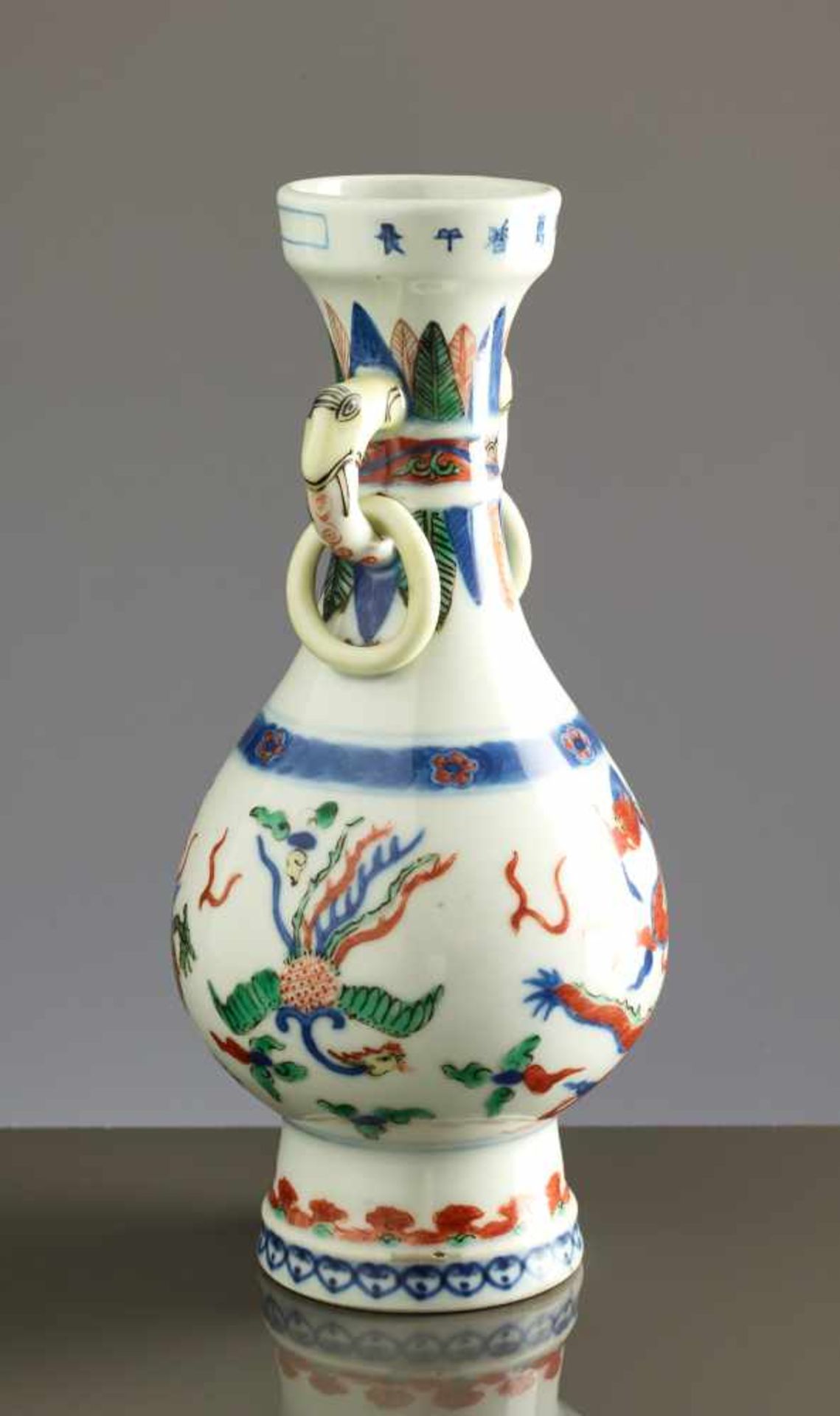 SMALL VASE WITH DRAGON AND PHOENIXWucai Porcelain China, Qing Dynasty 19th cent. to Republic Flat - Bild 4 aus 6