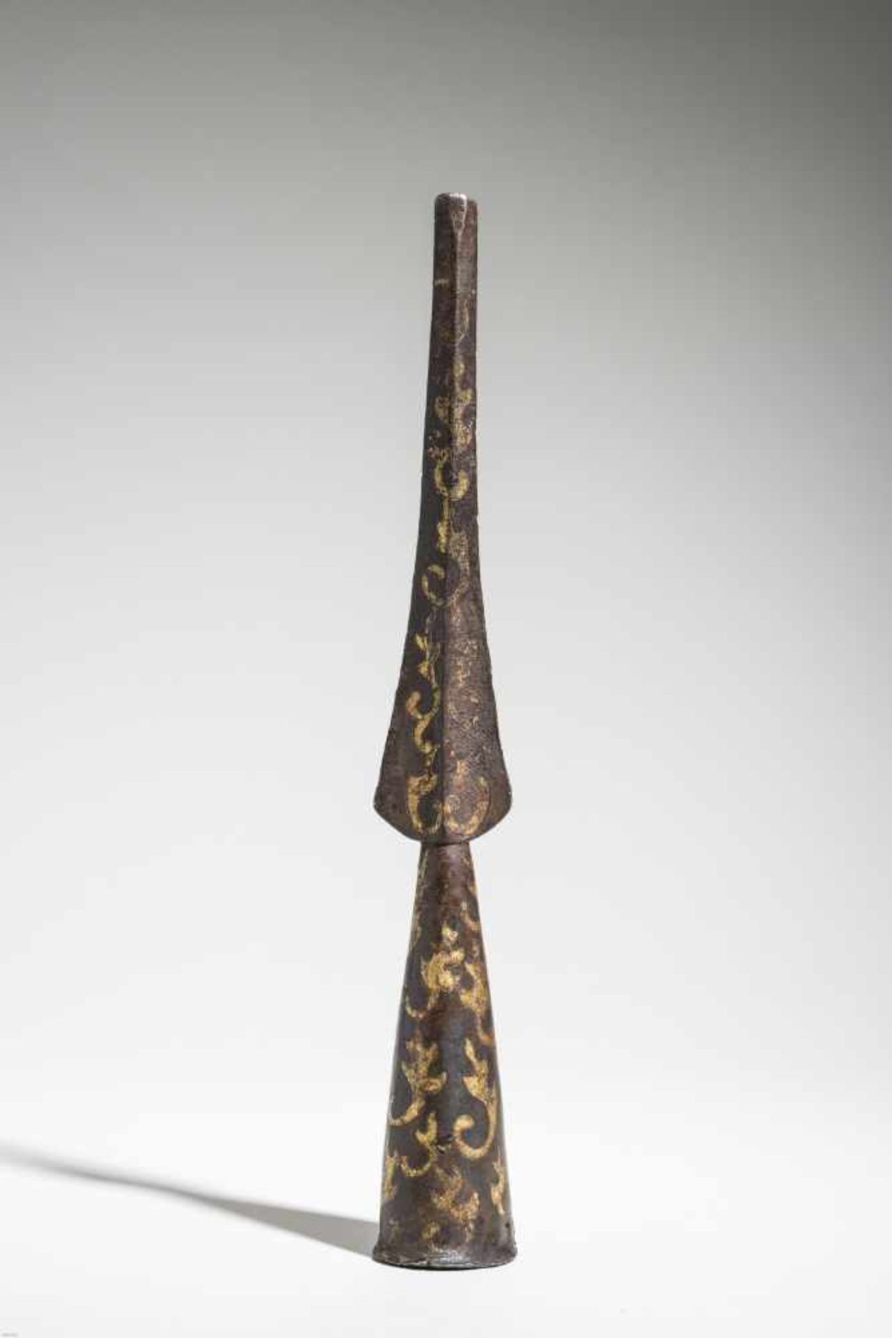 A RARE CAST IRON AND GOLD INLAID HAN DYNASTY SPEARHEADThe gilt inlays depicting an archaic leaves- - Image 4 of 4