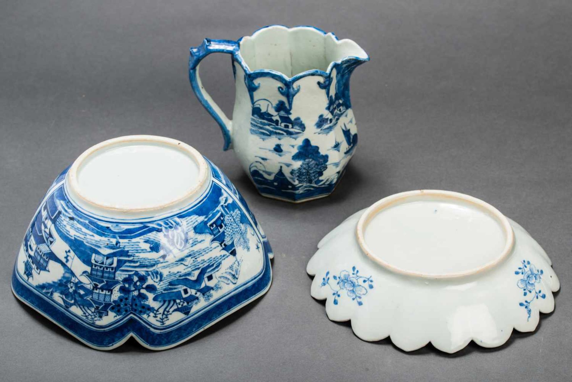 TWO DEEP BOWLS AND A MATCHING PITCHERBlue and white porcelain China, Qing dynasty, 19th cent. Two - Bild 4 aus 4