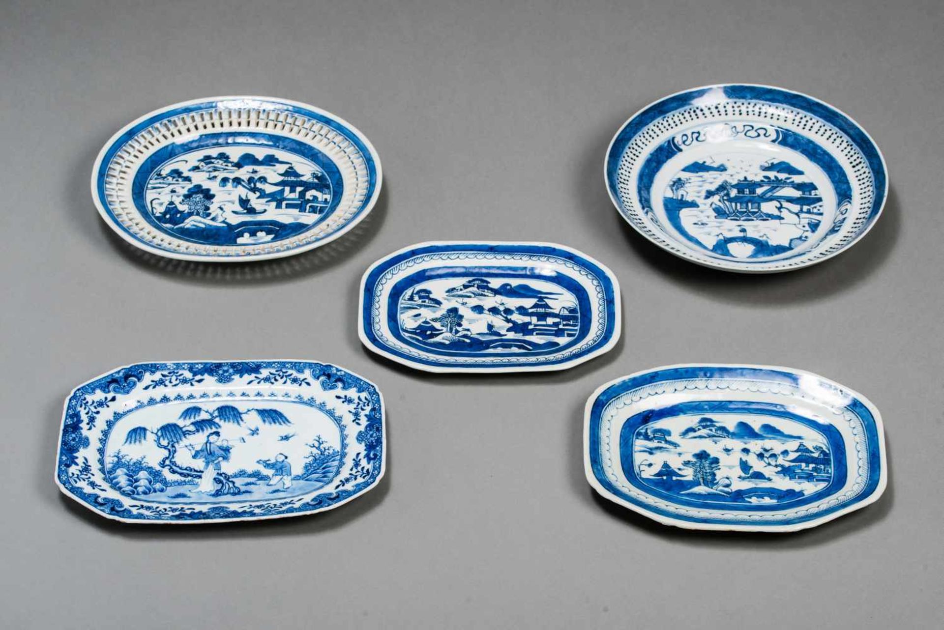 FIVE DECORATIVE PLATES WITH LANDSCAPESBlue and white porcelainChina, Qing dynasty, 19th cent.Very