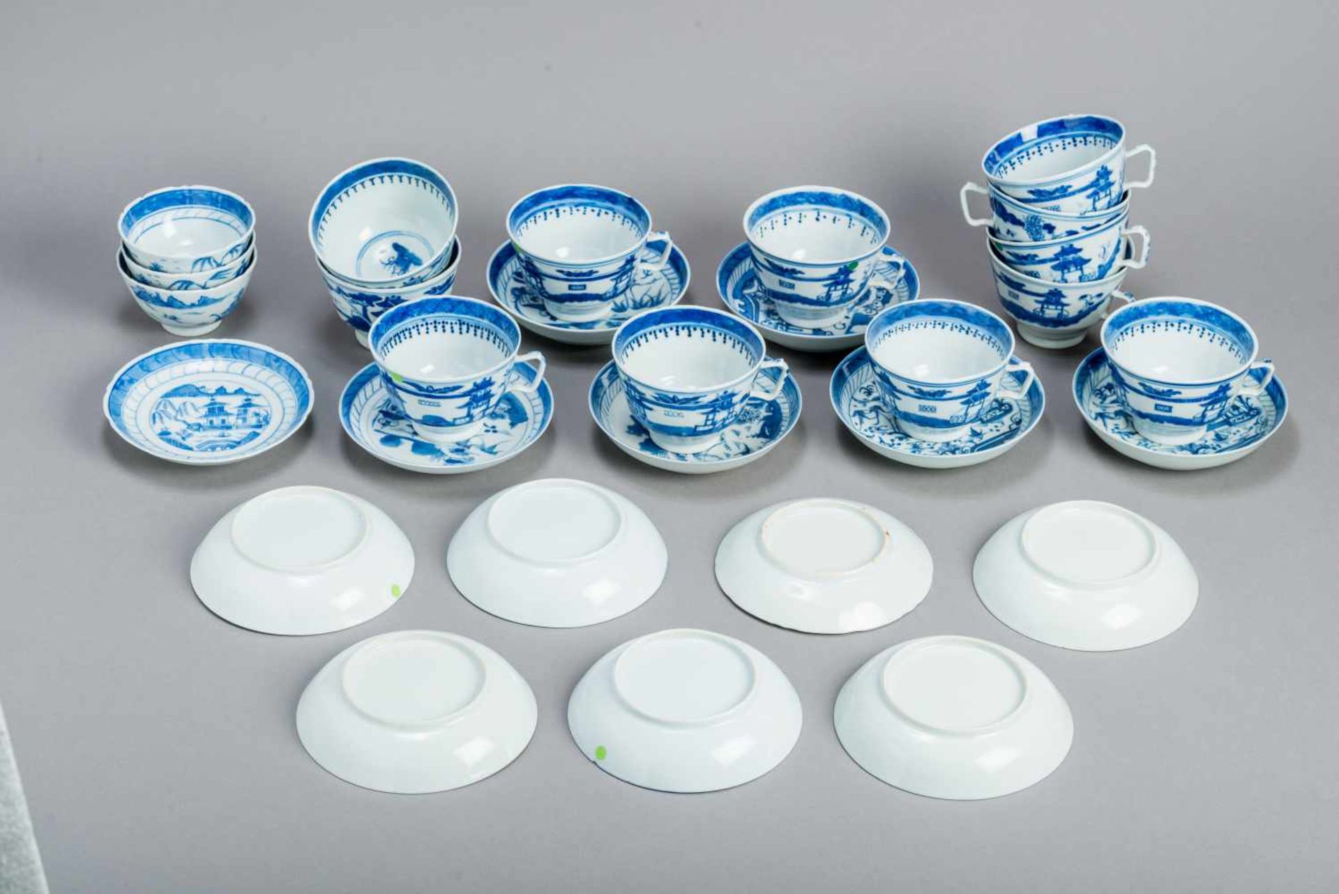 A SET OF 15 BLUE AND WHITE CANTON TEACUPS AND 14 COASTERSBlue and white porcelainChina, Qing dynasty - Bild 3 aus 3