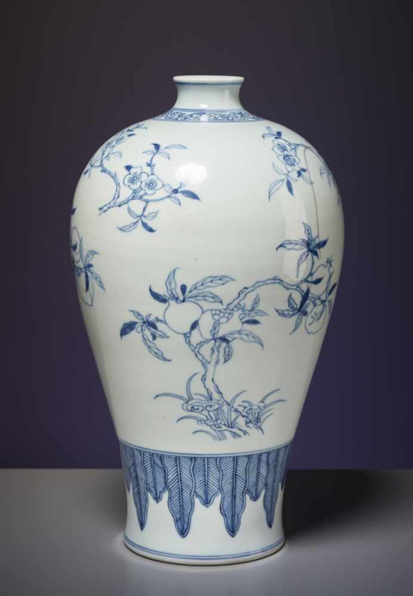 A CHINESE BLUE AND WHITE PORCELAIN BALUSTER VASEPorcelain with blue and white paintingChina, - Bild 3 aus 5