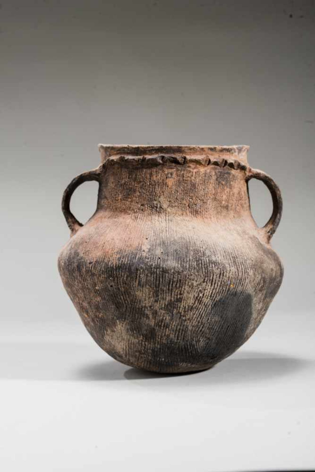 SMALL VESSEL WITH HANDLES - YANGSHAO CULTURETerracotaChina, Yangshao culture, Majiayao style, c. - Image 2 of 7