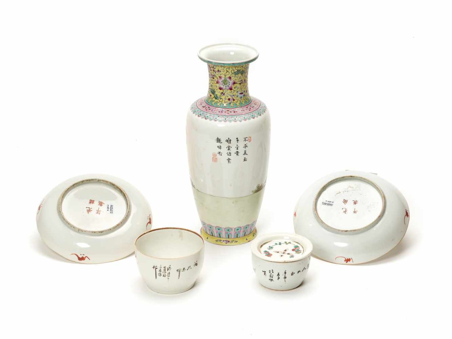 A GROUP OF CHINESE PORCELAIN OBJECTS, REPUBLIC PERIODPorcelain, hand-paintedChina, Republic - Bild 7 aus 7