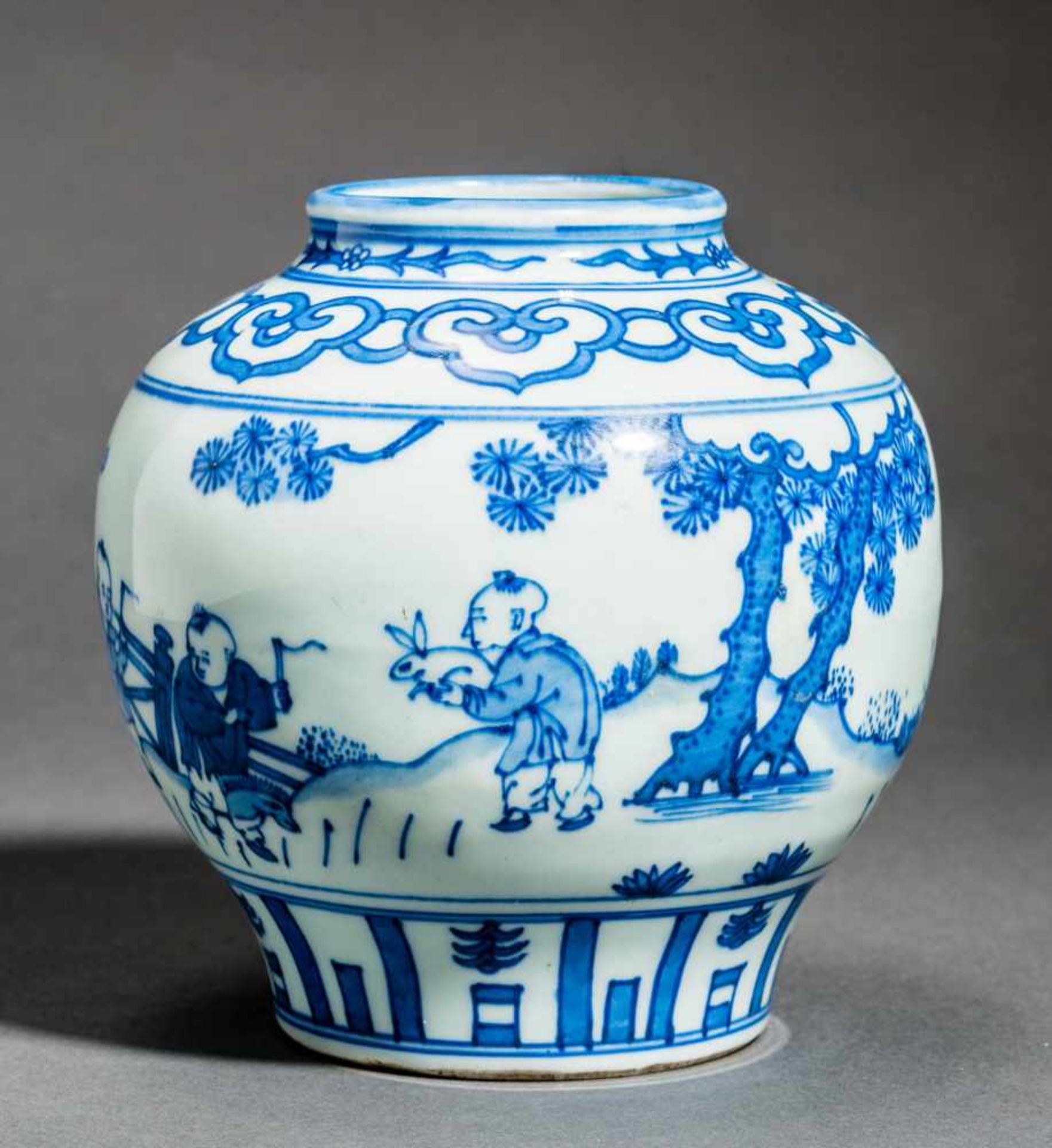 A PORCELAIN VESSEL WITH PLAYING BOYSPorcelain with blue underglaze paintingChina, Qing dynasty ( - Bild 2 aus 5