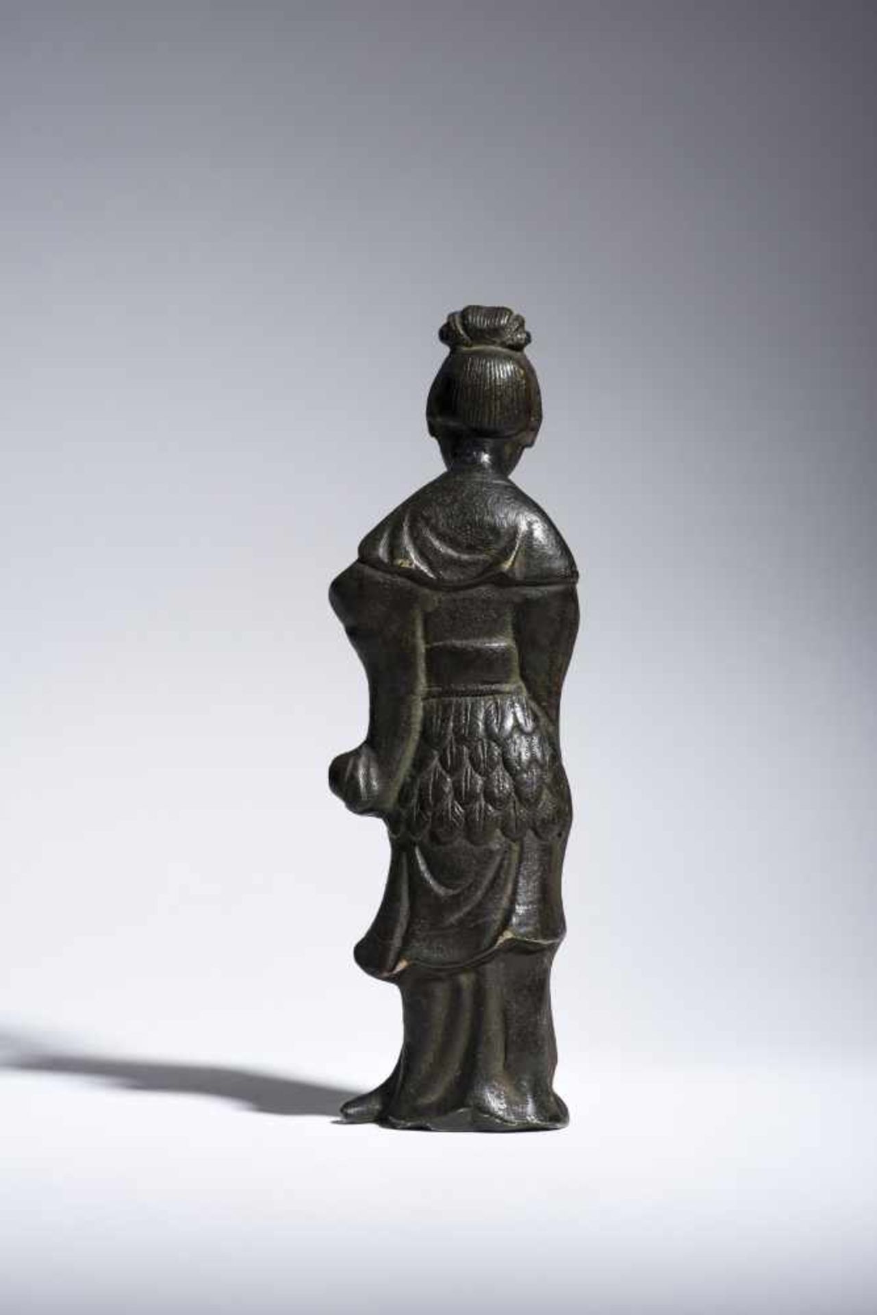 IMMORTAL WITH WATER JARBronzeChina, Qing dynasty, 19th centuryFine figure, possibly a fairy and an - Image 3 of 6