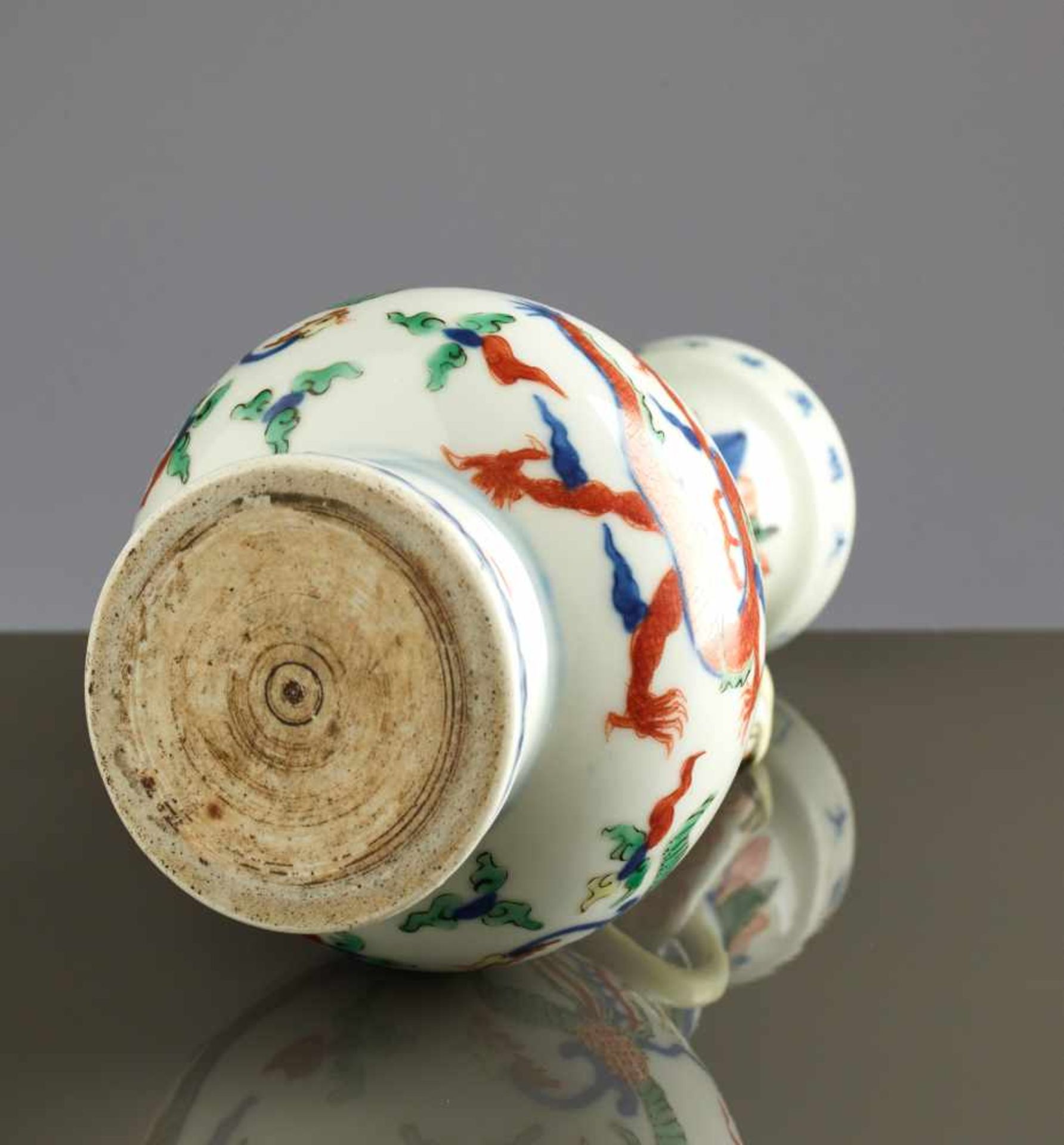 SMALL VASE WITH DRAGON AND PHOENIXWucai Porcelain China, Qing Dynasty 19th cent. to Republic Flat - Bild 6 aus 6