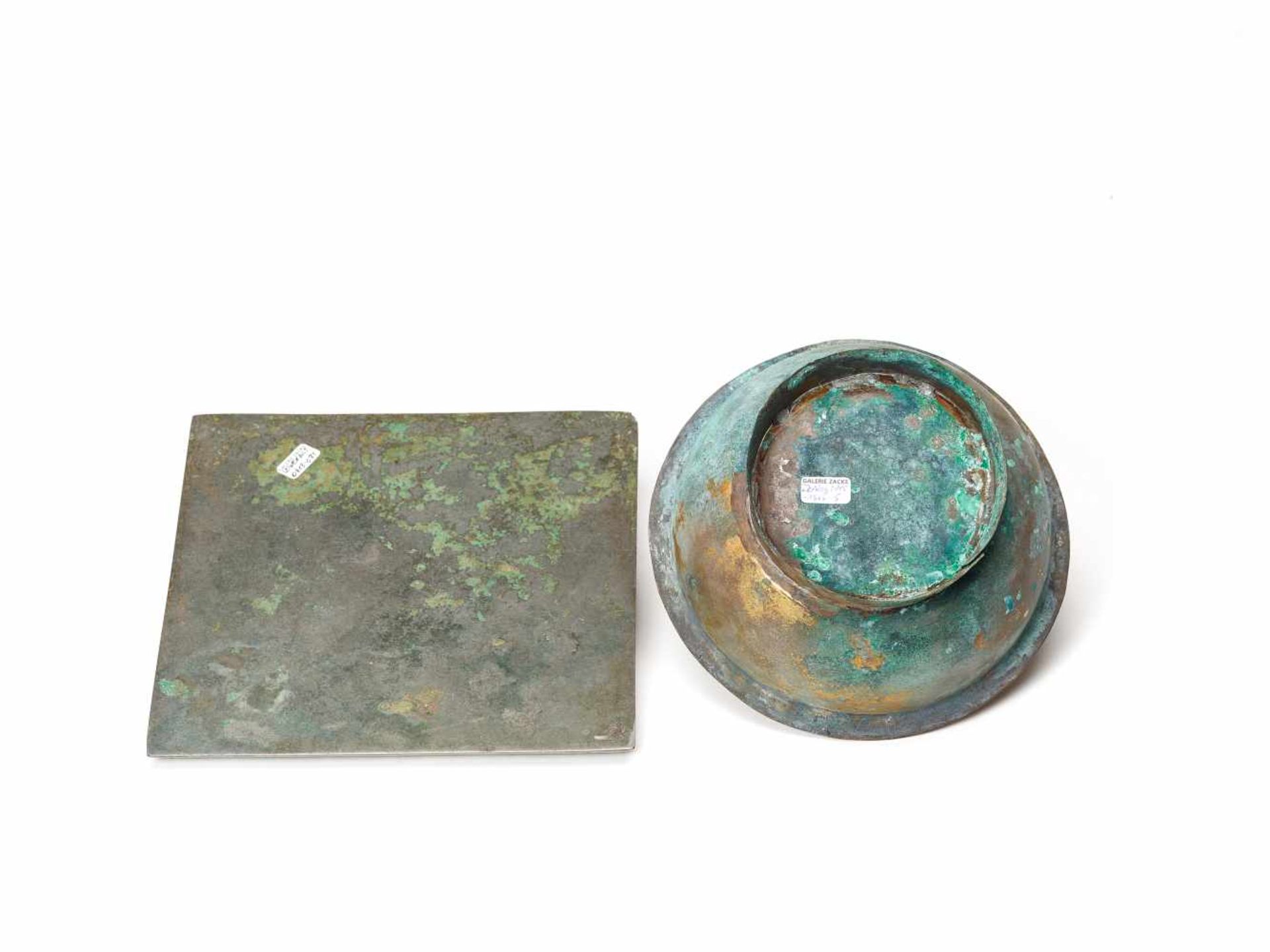 TWO BRONZE OBJECTSBronze, silverChina, Tang dynasty (618-907), Qing dynasty (1644-1912) or - Bild 2 aus 5