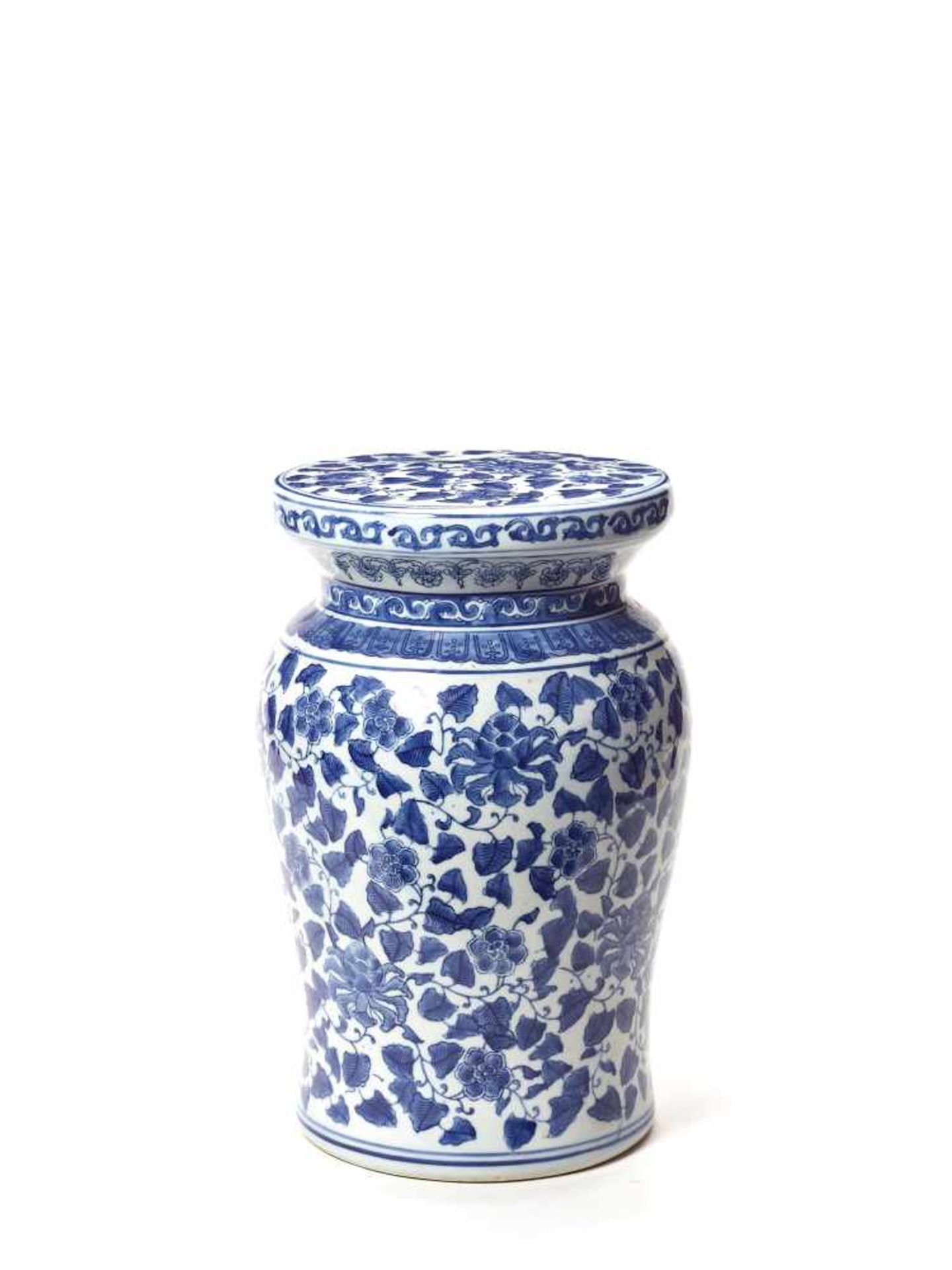 A BLUE AND WHITE PORCELAIN GARDEN STOOL, 20th CENTURYDelicately painted with a circumferential - Bild 3 aus 4