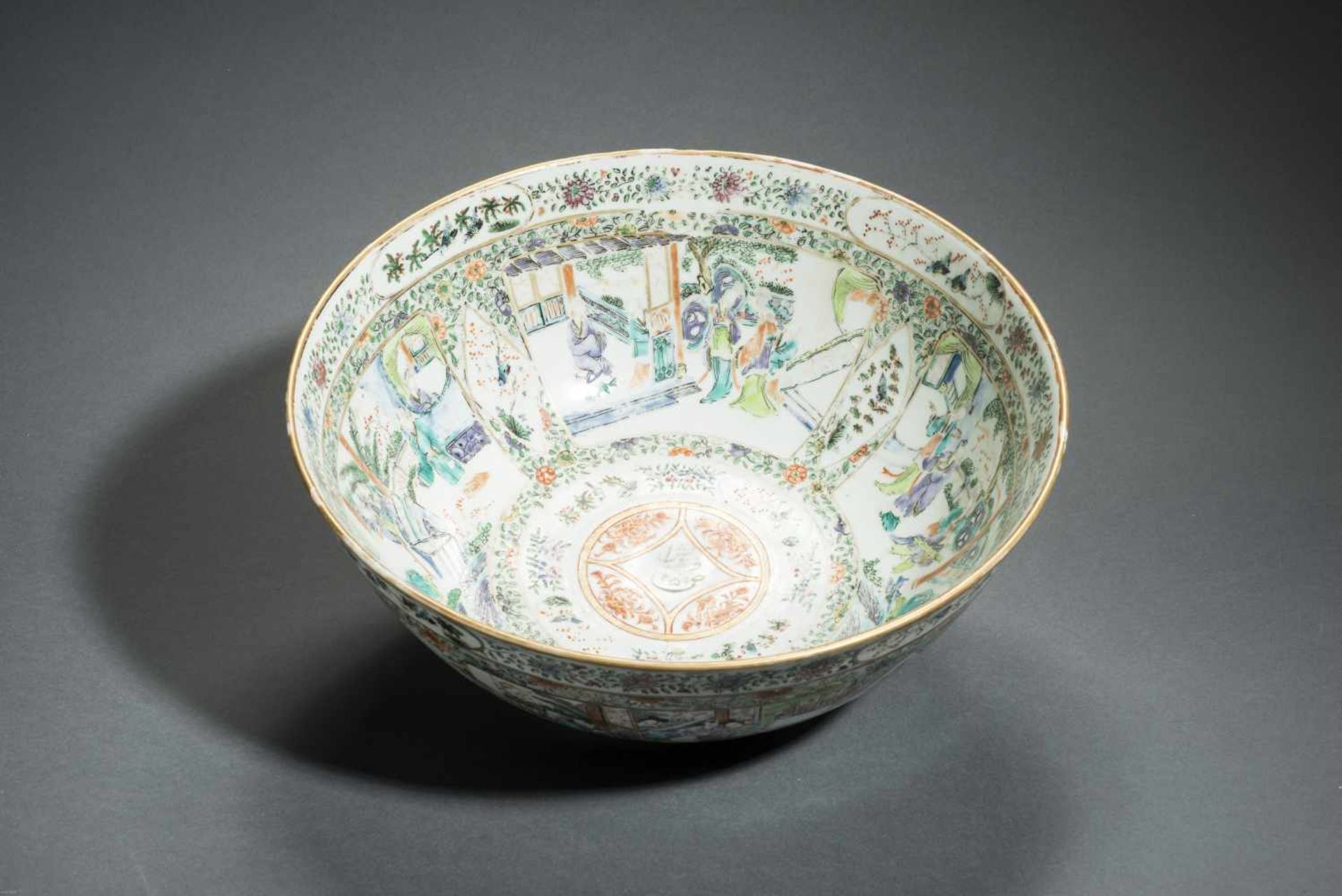 A LARGE PORCELAIN BOWLPorcelain with enamel painting and goldChina, Qing dynasty (1644-1912), 19th - Bild 7 aus 7