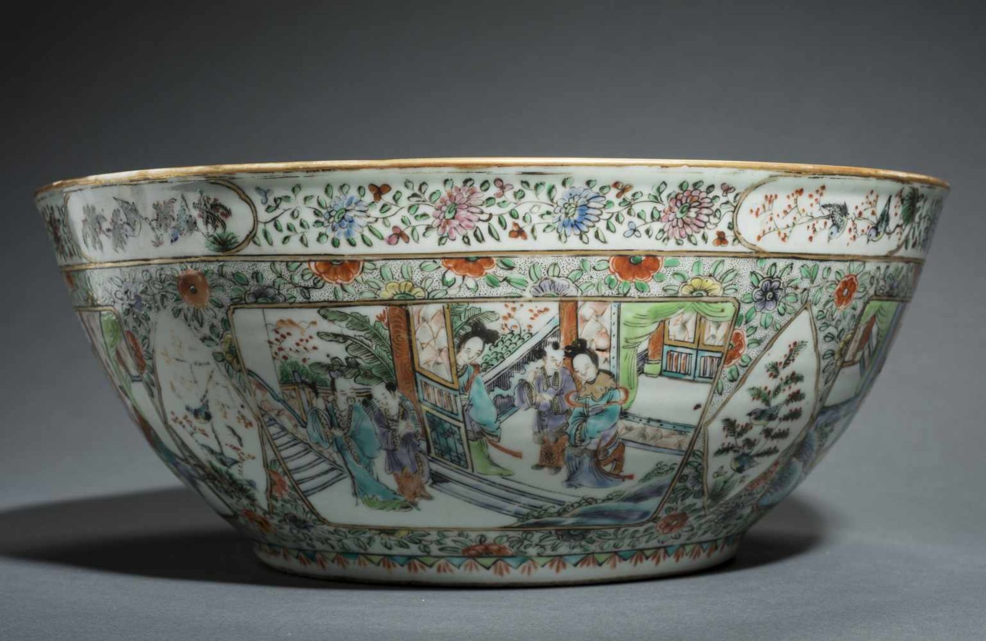 A LARGE PORCELAIN BOWLPorcelain with enamel painting and goldChina, Qing dynasty (1644-1912), 19th - Bild 4 aus 7